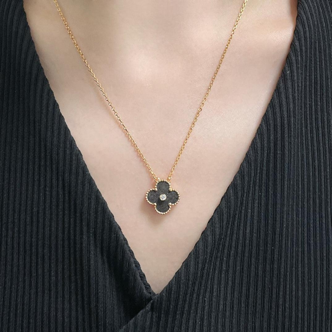 Van Cleef & Arpels Vintage Alhambra Grau Motiv Diamant-Anhänger in 18k Rose Gold im Angebot 3