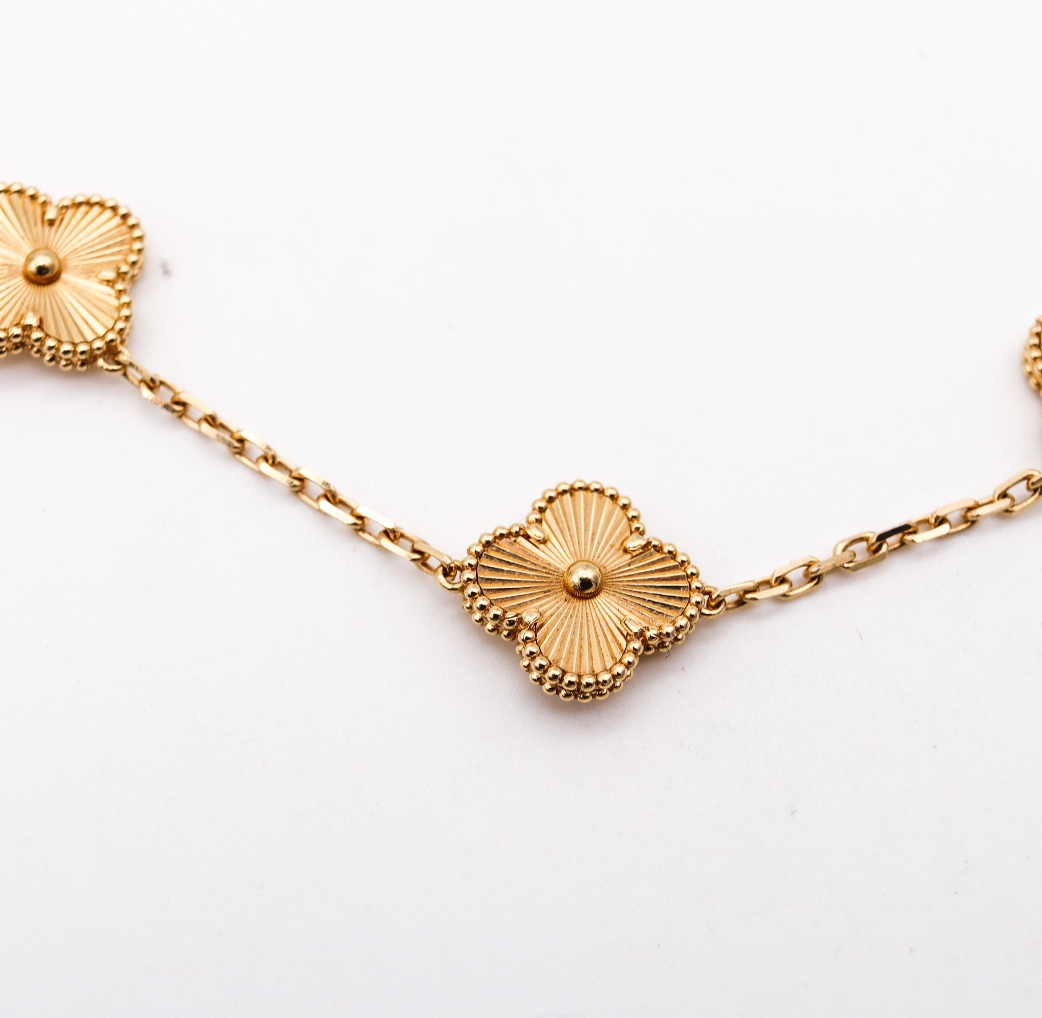 Van Cleef & Arpels Vintage Alhambra Guilloche Halskette mit 10 Motiven aus 18 Karat Gold im Zustand „Hervorragend“ in Miami, FL
