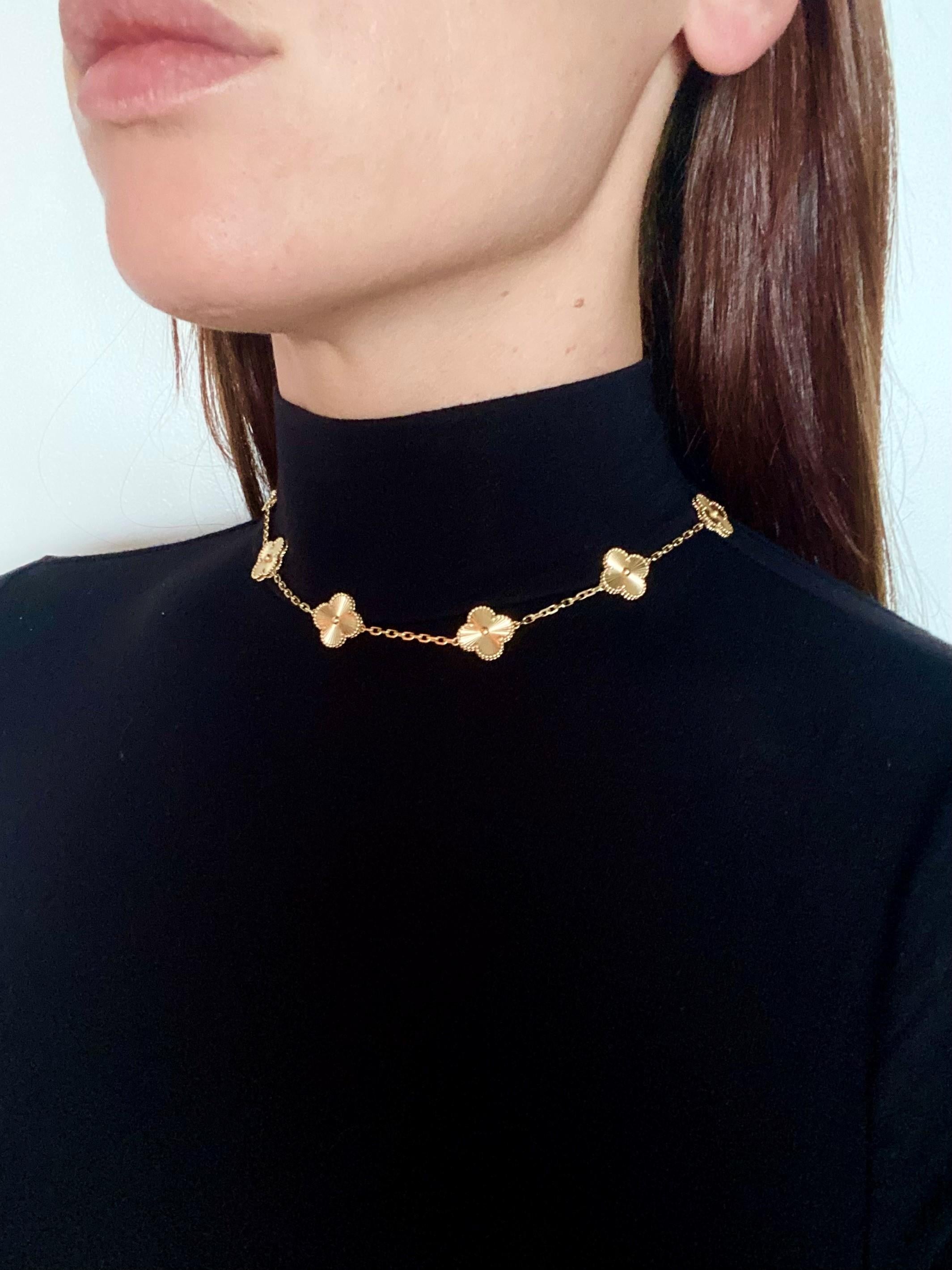 Van Cleef & Arpels Vintage Alhambra Guilloche Halskette mit 10 Motiven aus 18 Karat Gold 4