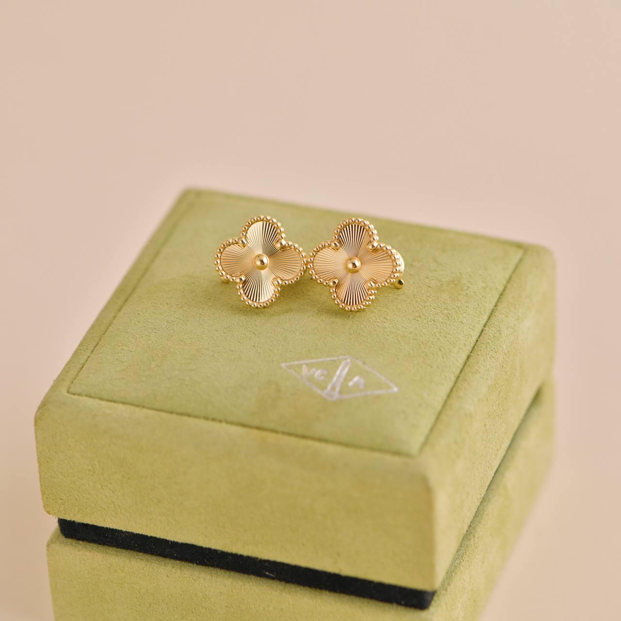 Van Cleef & Arpels Vintage Alhambra Guilloché 18K yellow gold Earring In Excellent Condition In Banbury, GB