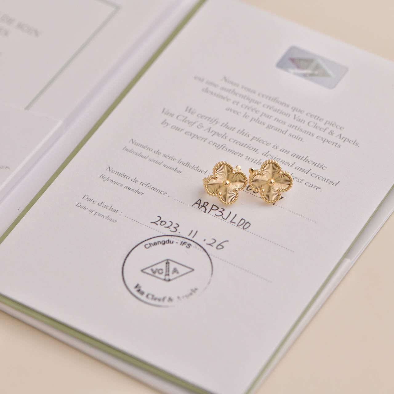 SKU	AT-2665
Comes With	Full Set (Box + Card)
Date	2023
RRP	£5,100 Inc taxes / €5,800 Incl. taxes / $5,400 excl. taxes
Model	VCARP3JL00
Serial Number	JF******
Metal	18k Yellow Gold
Weight	Approximately 9.7 g
Width	Approximately 1.5