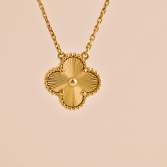 Van Cleef & Arpels Collana Vintage Alhambra Guilloché in oro giallo 18K