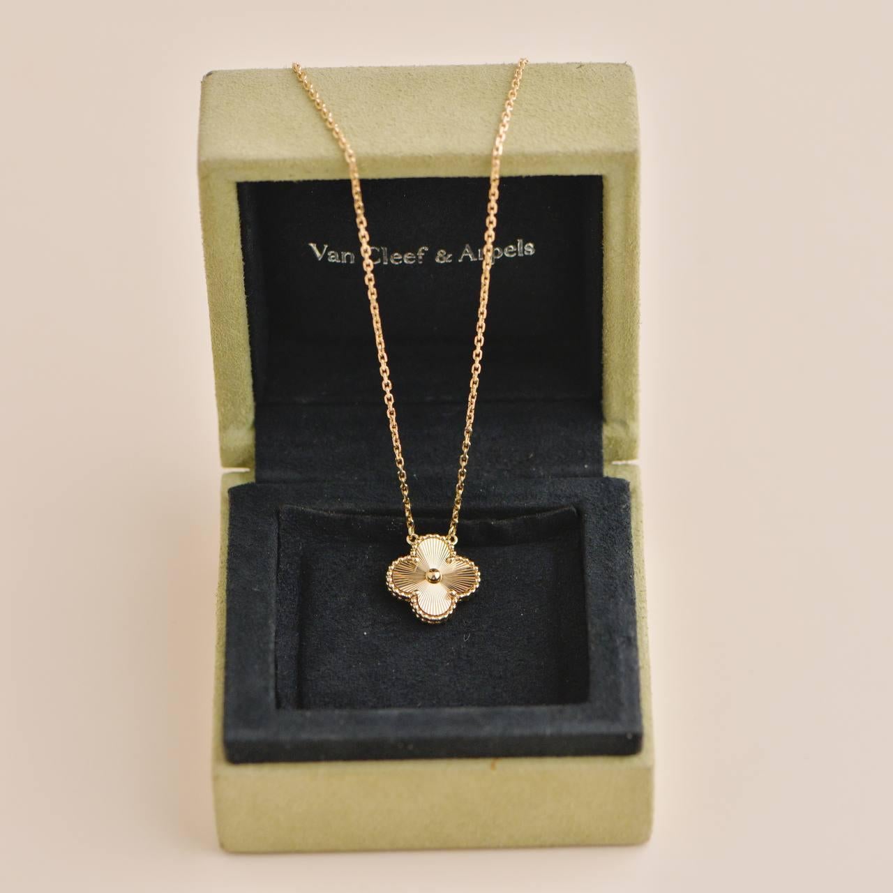 SKU	AT-2565
Comes With	Box Only
Date	2020
RRP	£3500 Inc taxes / $3700 exc taxes / 4000 € Inc taxes
Model	ARP4KL00
Serial Number	JB******
Metal	18k Yellow Gold
Weight	approx 6.52 g
Length	approx 42