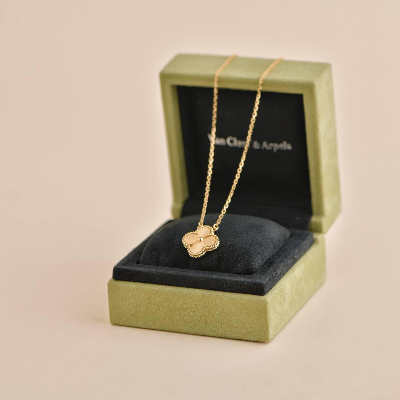 Van Cleef & Arpels Vintage Alhambra Guilloché 18K yellow gold Pendant Necklace In Excellent Condition For Sale In Banbury, GB