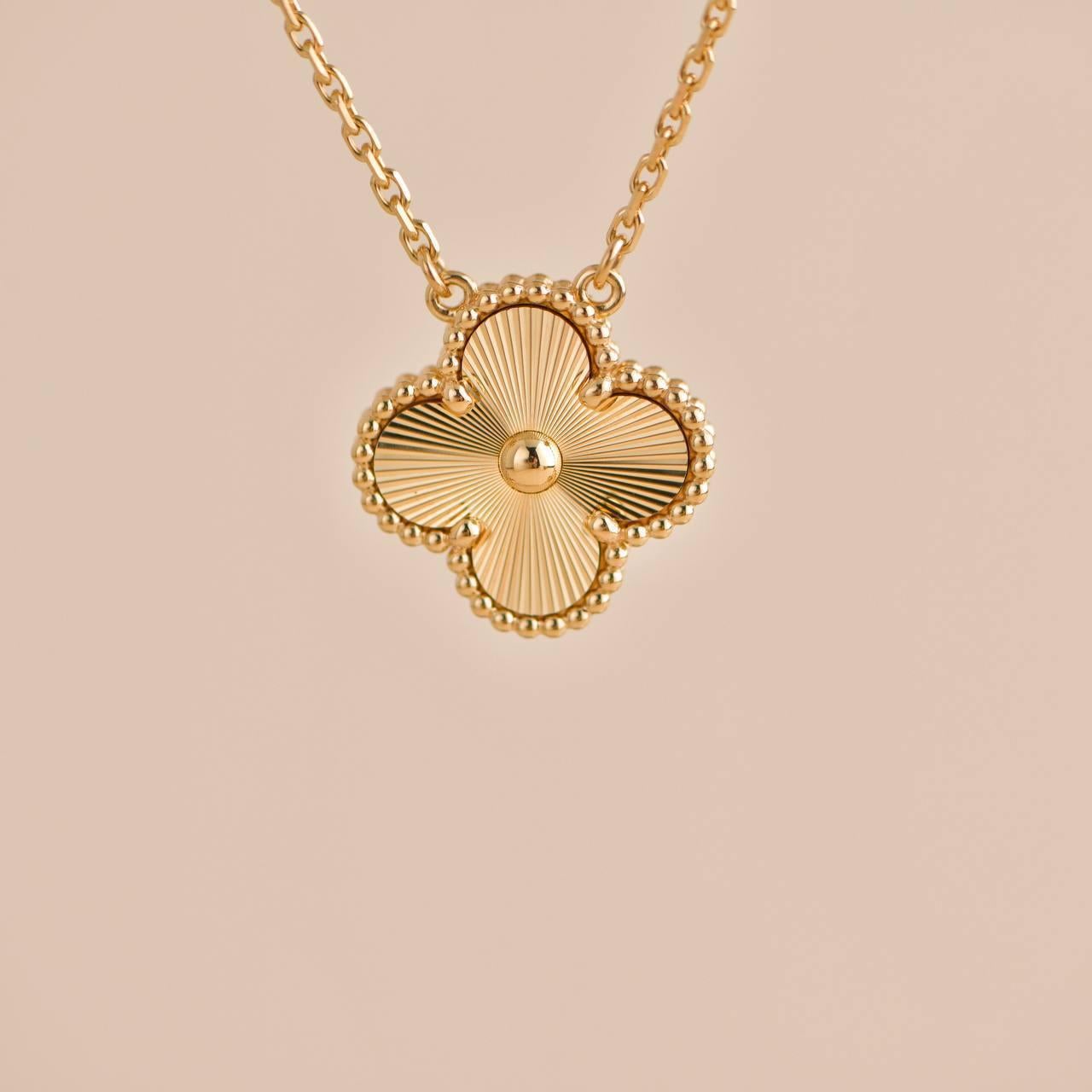 Van Cleef & Arpels Vintage Alhambra Guilloché 18K yellow gold Pendant Necklace In Excellent Condition For Sale In Banbury, GB