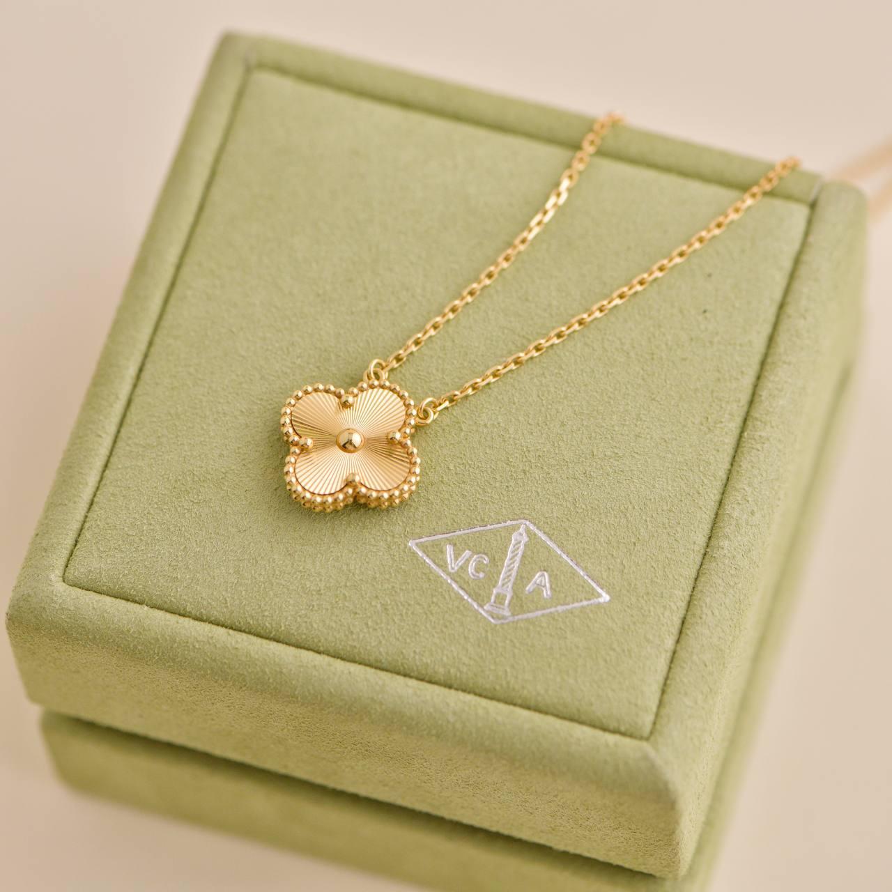 Van Cleef & Arpels Collier pendentif vintage Alhambra Guilloché en or jaune 18K Excellent état à Banbury, GB