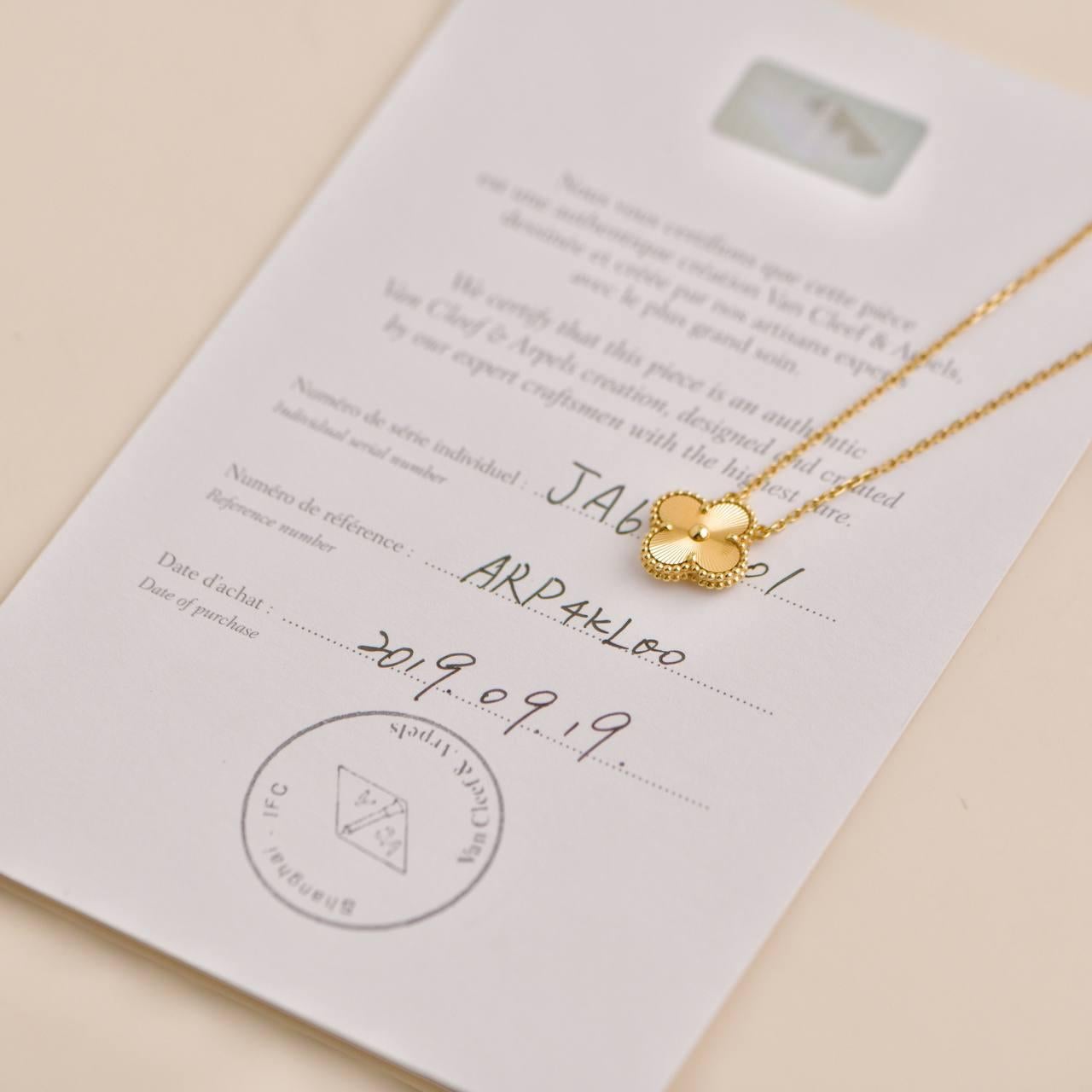  Van Cleef & Arpels Collier pendentif vintage Alhambra Guilloché en or jaune 18K Unisexe 