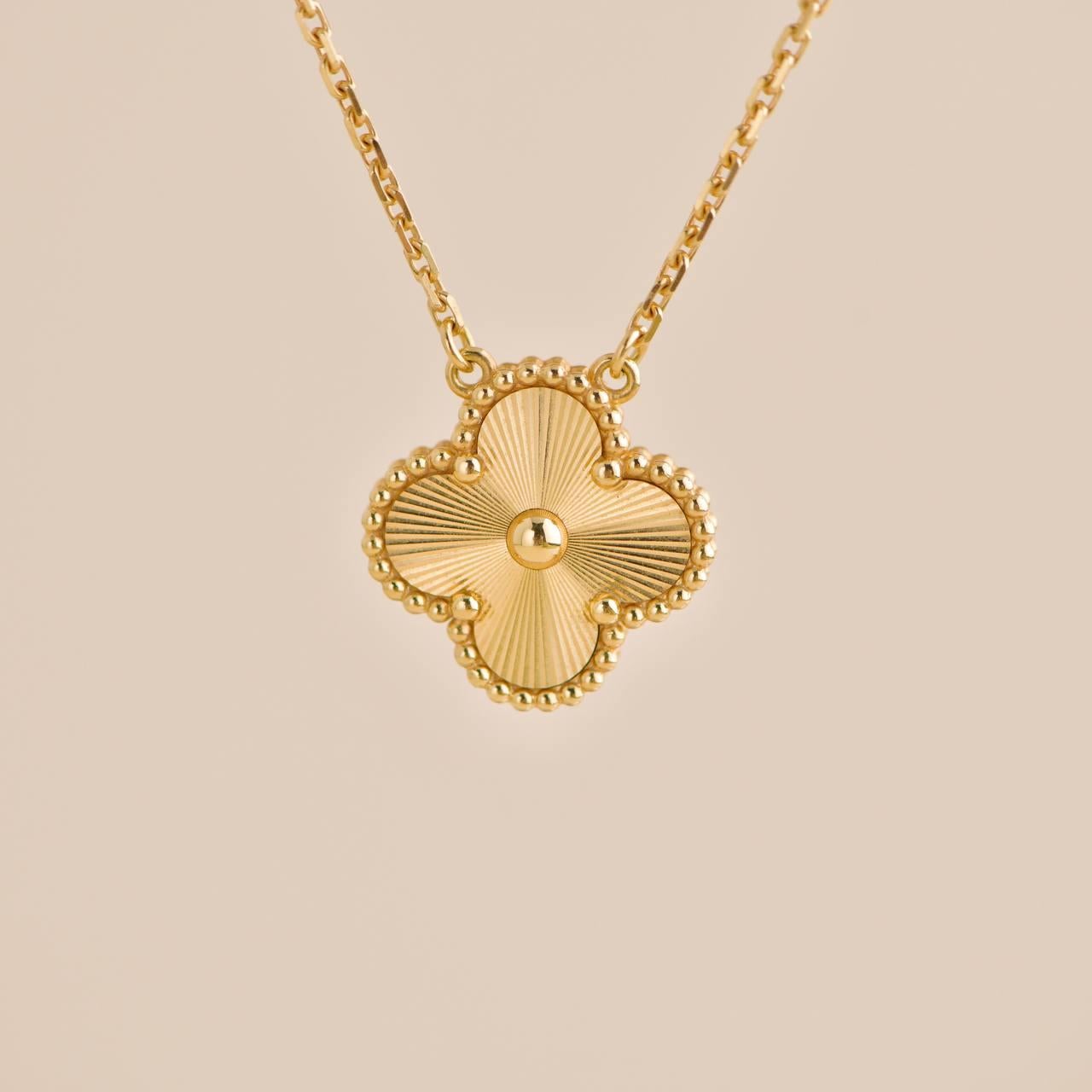 Van Cleef & Arpels Collier pendentif vintage Alhambra Guilloché en or jaune 18K 1