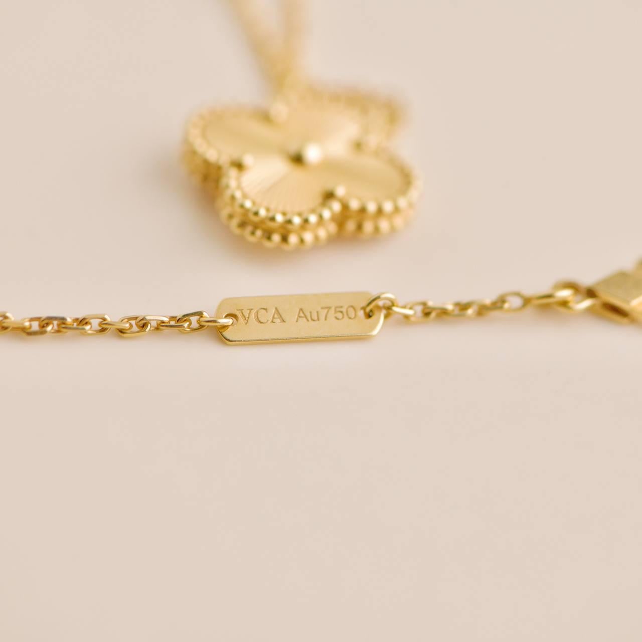 Van Cleef & Arpels Collier pendentif vintage Alhambra Guilloché en or jaune 18K 2