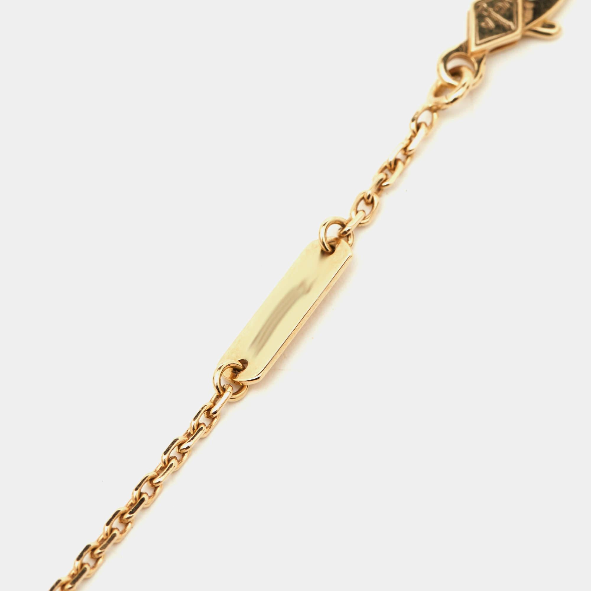 Van Cleef & Arpels Vintage Alhambra Guilloché 18k Yellow Gold Pendant Necklace In Excellent Condition In Dubai, Al Qouz 2
