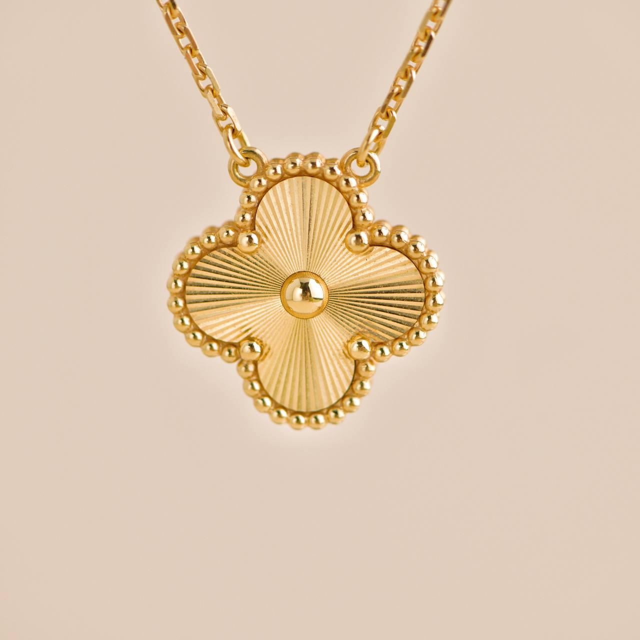 Van Cleef & Arpels Collier pendentif vintage Alhambra Guilloché en or jaune 18K 3