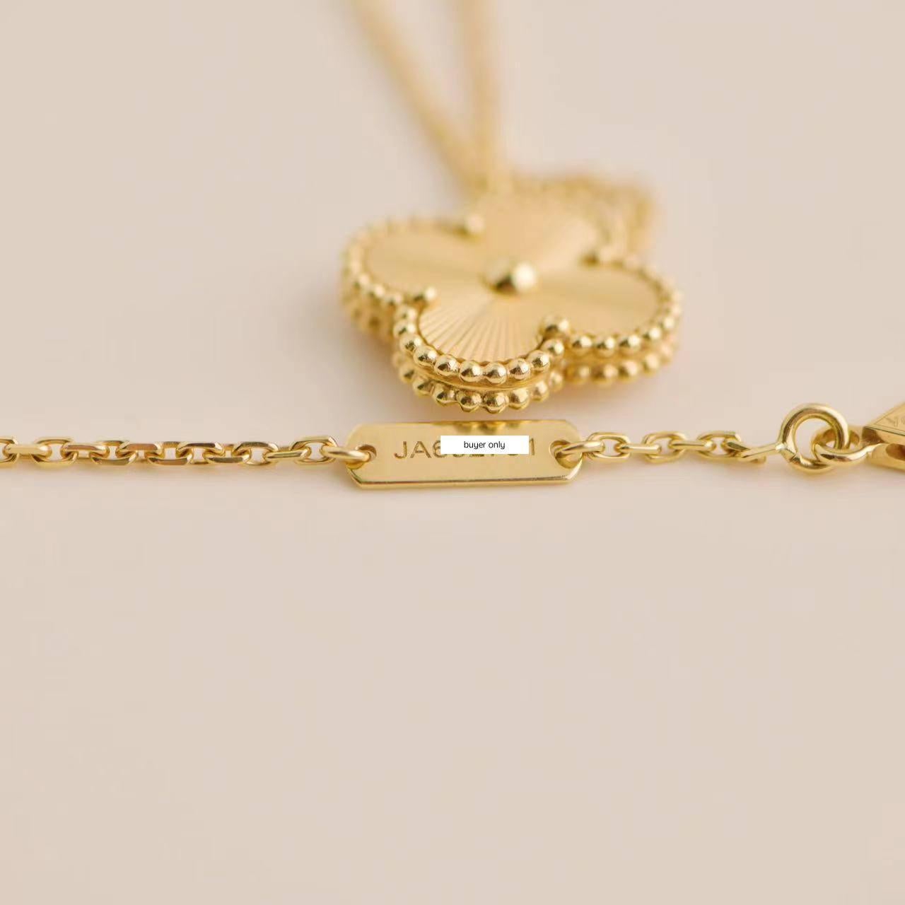 Van Cleef & Arpels Collier pendentif vintage Alhambra Guilloché en or jaune 18K 4