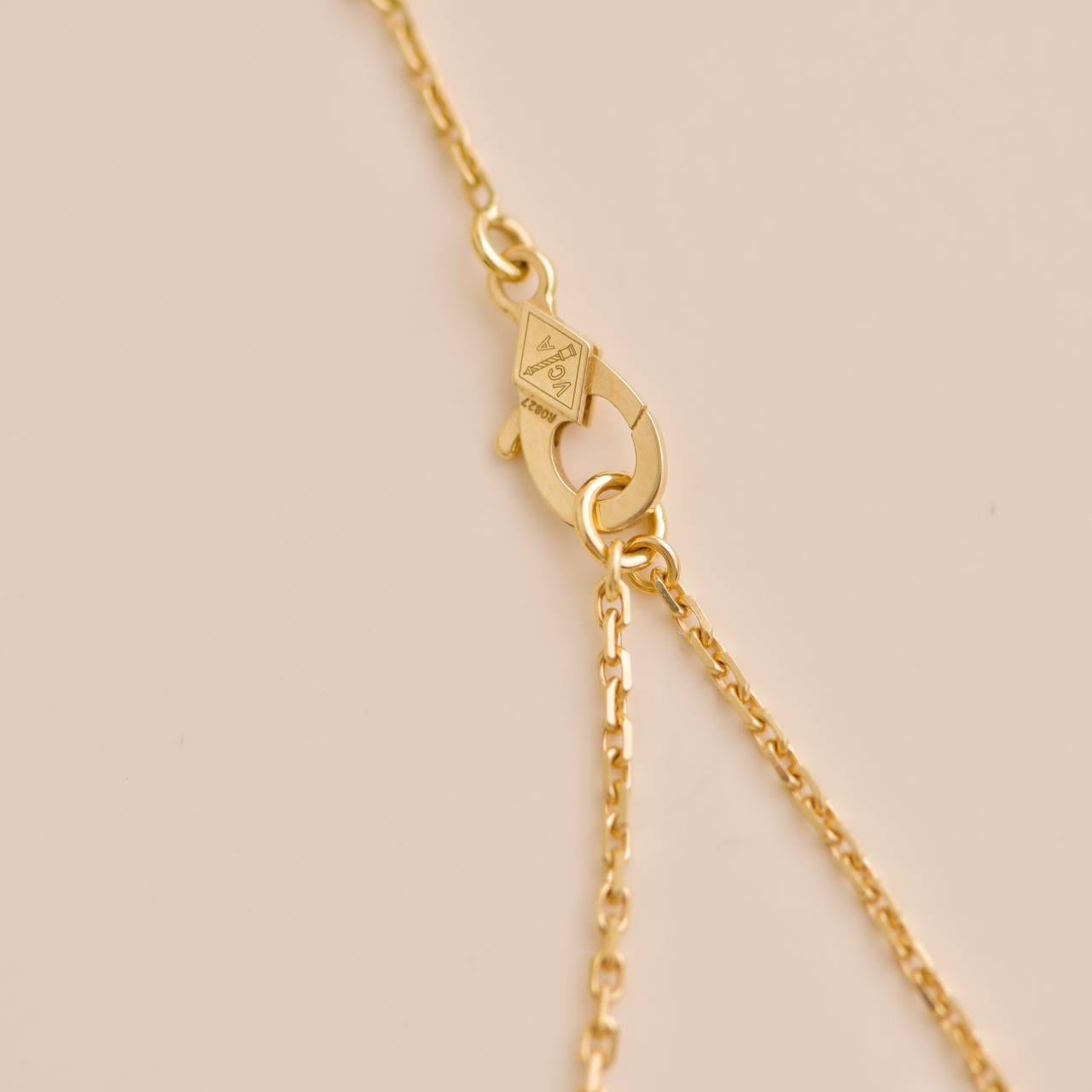 Van Cleef & Arpels Collier pendentif vintage Alhambra Guilloché en or jaune 18K 5