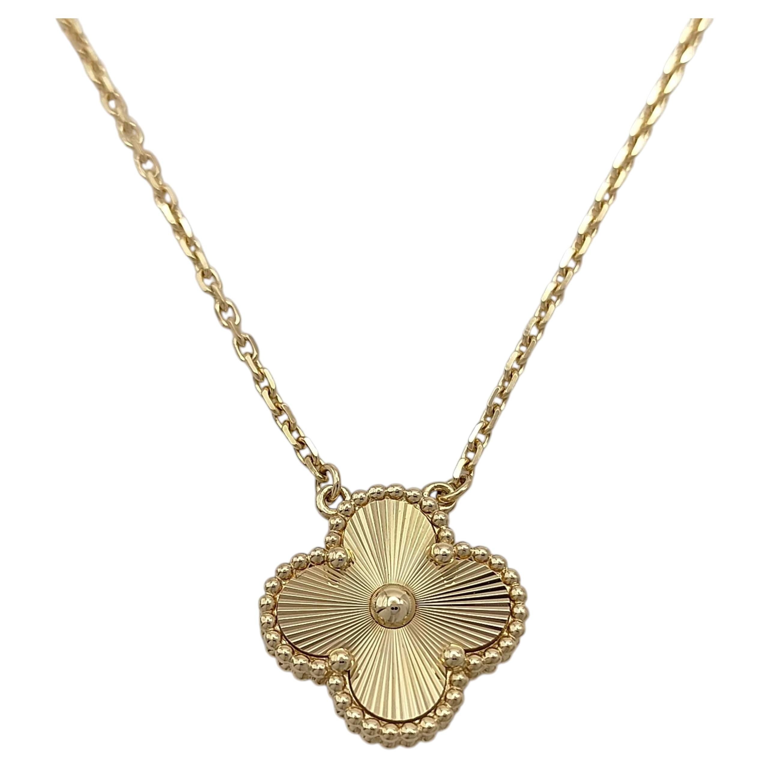 Collana con ciondolo Vintage Alhambra Guilloche in oro giallo 18 carati di Van Cleef & Arpels