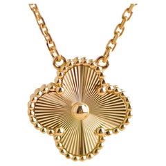 Van Cleef & Arpels Vintage Alhambra Guilloché 18K Gelbgold Anhänger Halskette