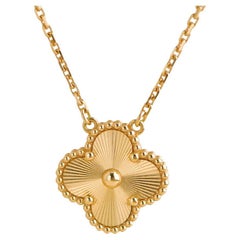 Van Cleef & Arpels Collier pendentif vintage Alhambra Guilloché en or jaune 18K