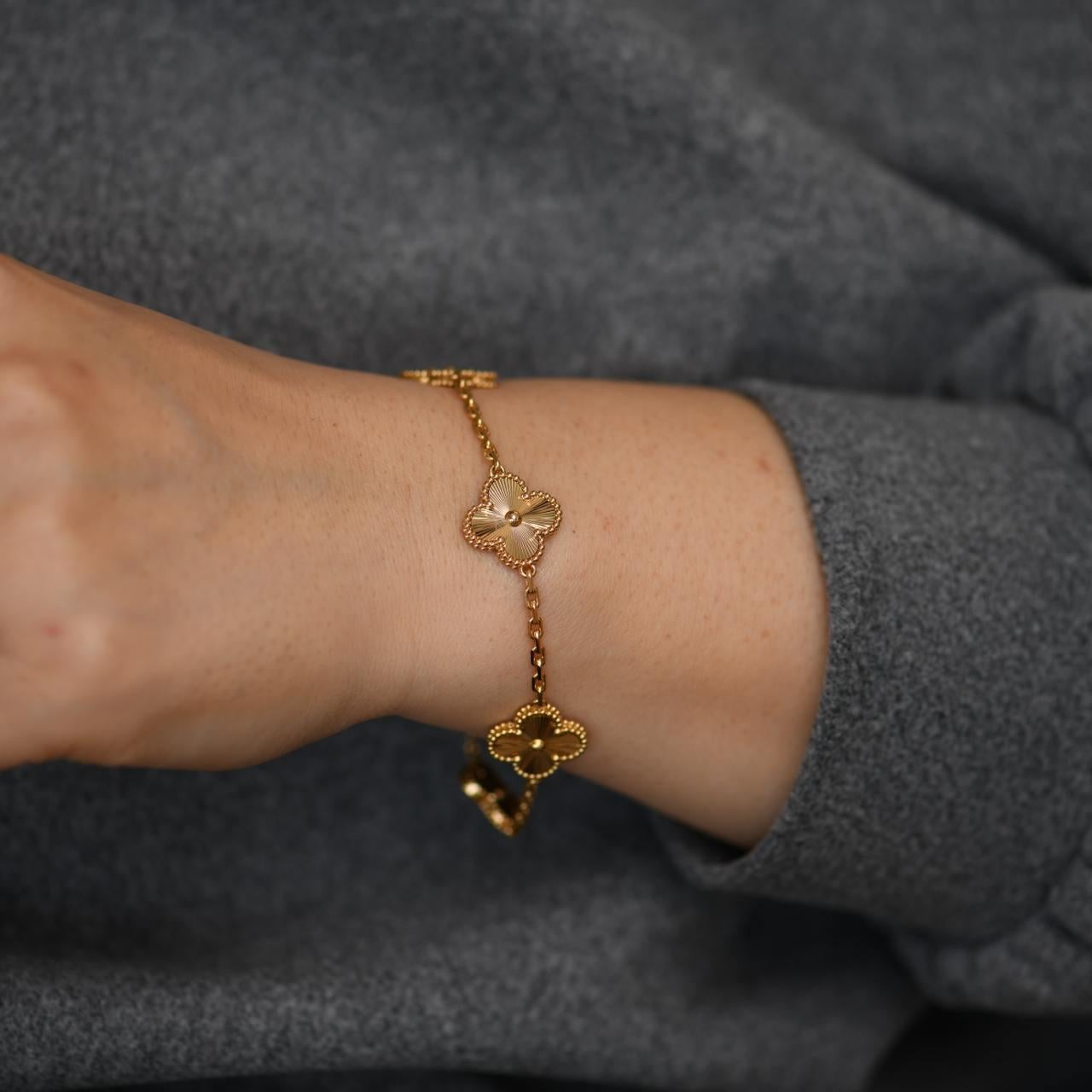 Van Cleef & Arpels Vintage Alhambra Guilloché 5 Motiv 18K Gelbgold-Armband im Zustand „Hervorragend“ in Banbury, GB