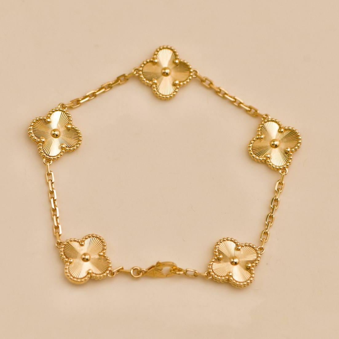 Van Cleef & Arpels Vintage Alhambra Guilloché 5 Motifs 18K Yellow Gold Bracelet For Sale 1