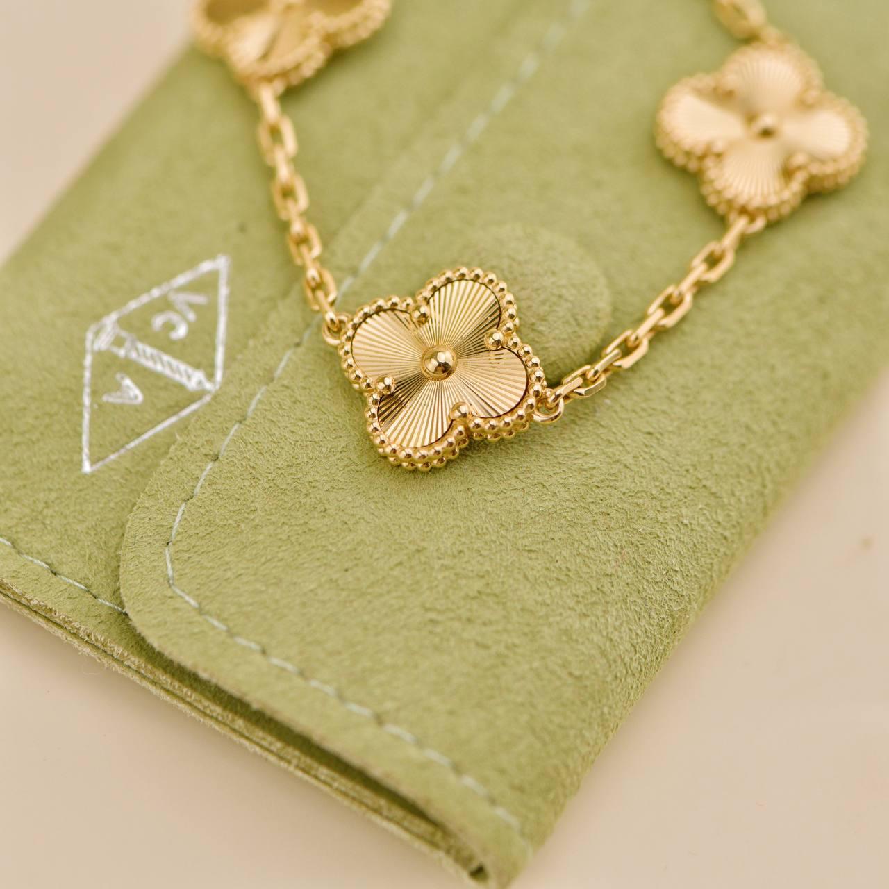 Van Cleef & Arpels Vintage Alhambra Guilloché 5 Motifs 18K Yellow Gold Bracelet For Sale 2