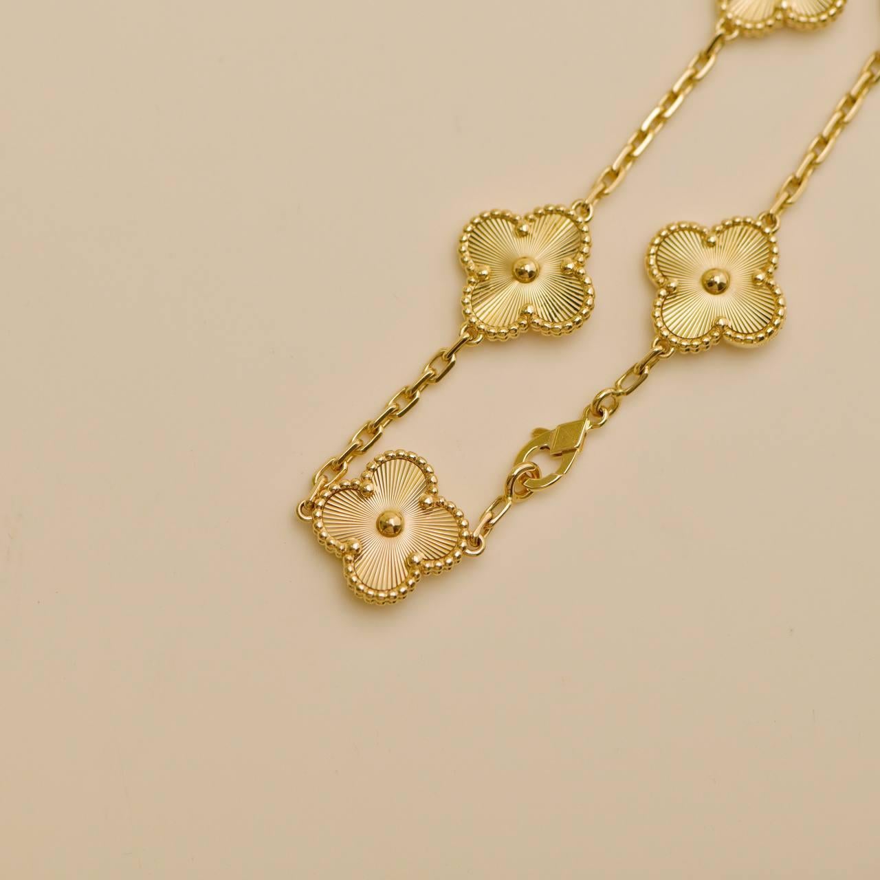 Van Cleef & Arpels Vintage Alhambra Guilloché 5 Motifs 18K Yellow Gold Bracelet im Angebot 2