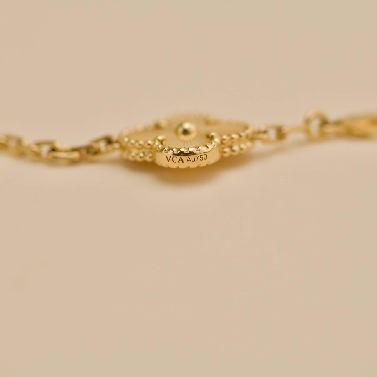 Van Cleef & Arpels Vintage Alhambra Guilloché 5 Motifs 18K Yellow Gold Bracelet im Angebot 3