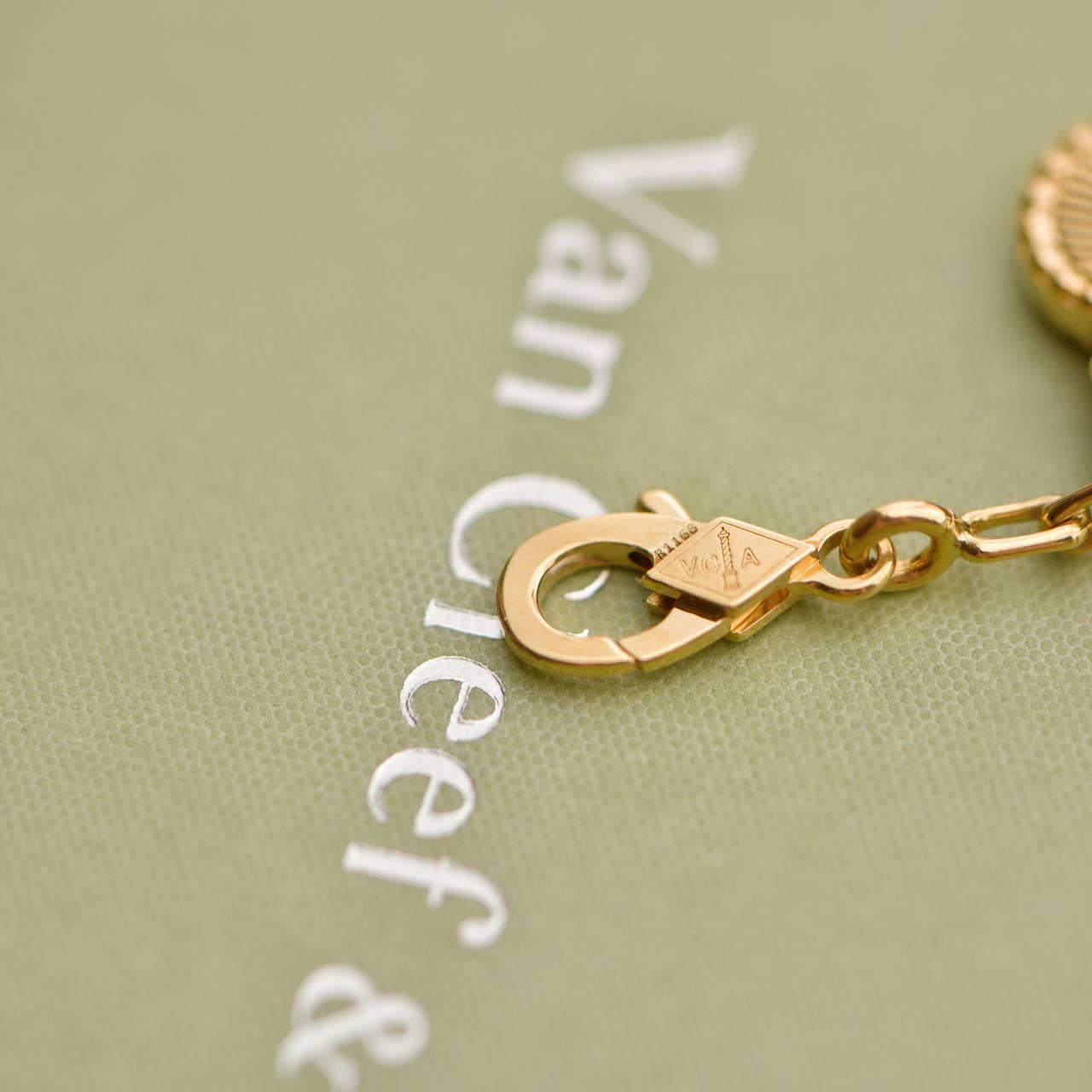 Van Cleef & Arpels Vintage Alhambra Guilloché 5 Motifs 18K Yellow Gold Bracelet For Sale 4