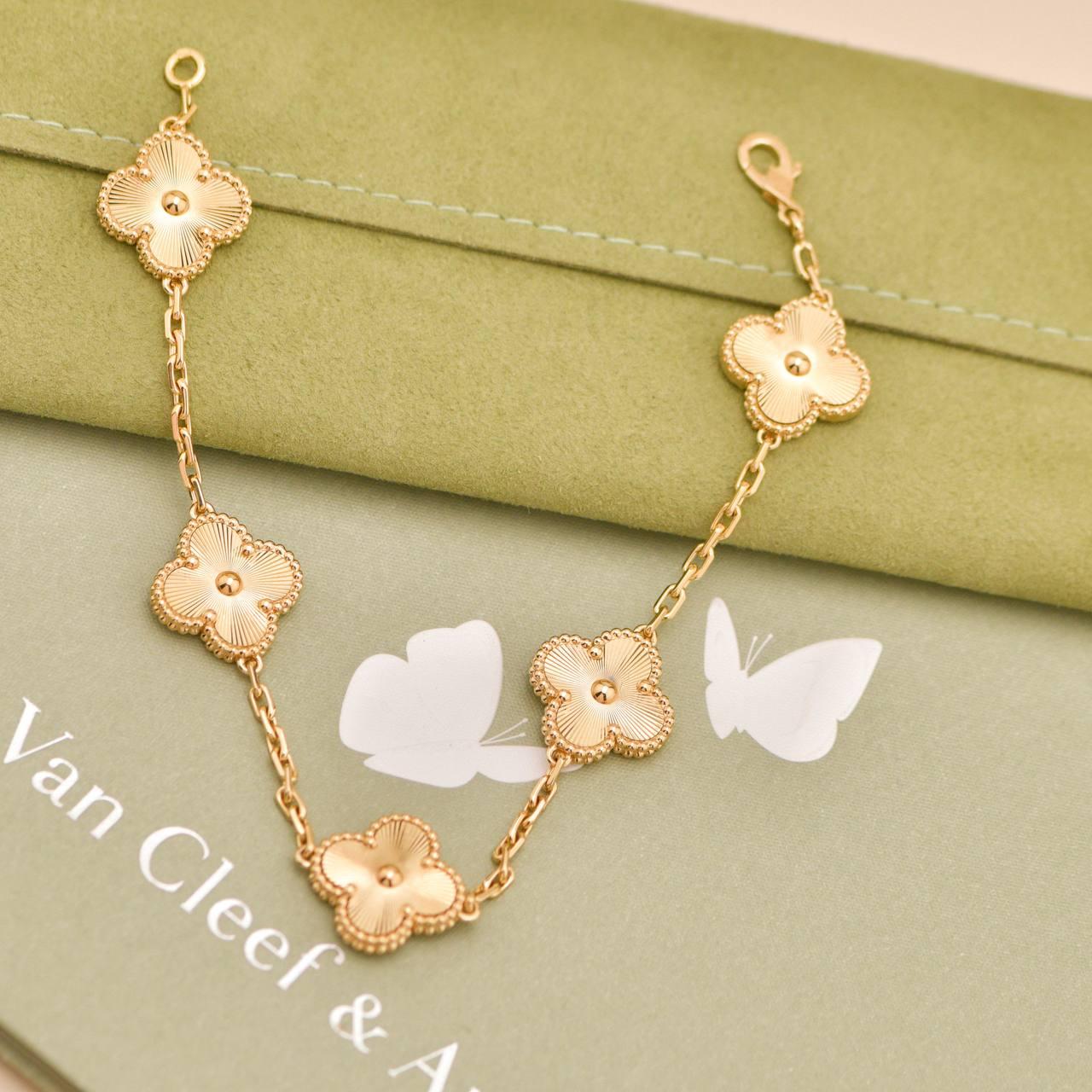 SKU	33301835
Viene con	Conjunto completo (Bolsa + Tarjeta)
Fecha	2022
PVP	6.050 £ Impuestos incl. / 7.100 € Impuestos incl. / 6.850 $ Impuestos excl.
Modelo	VCARP3JK00
Número de serie	JD******
Metal	oro amarillo de 18 quilates
Peso	19.7