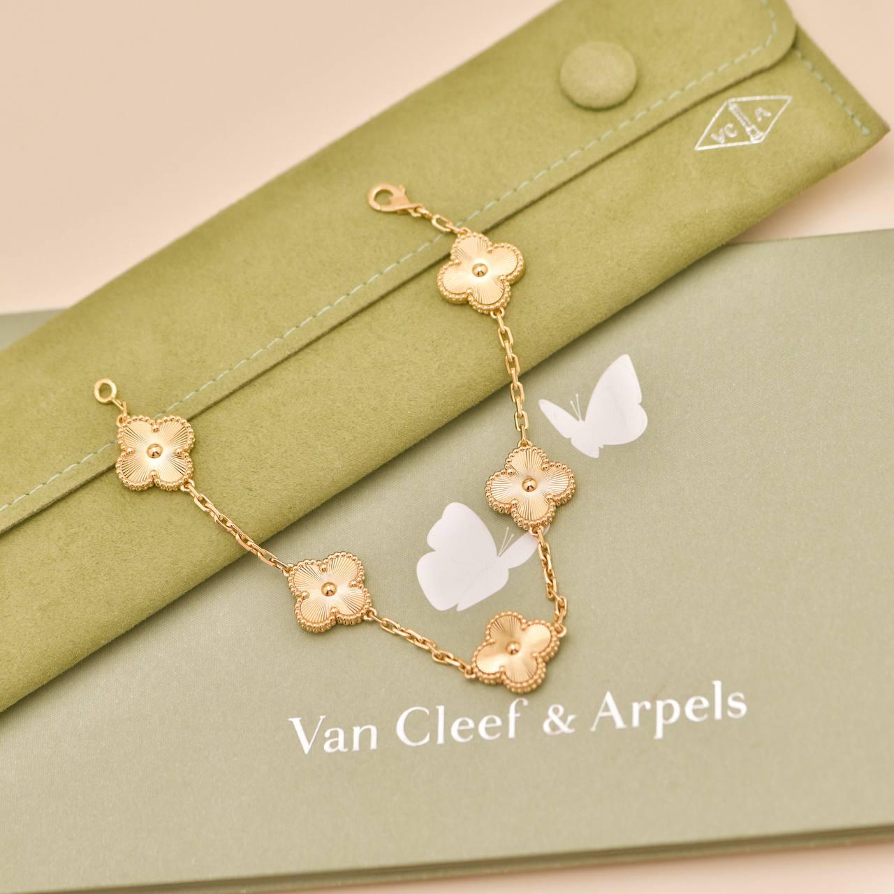 Van Cleef & Arpels Pulsera Vintage Alhambra Guilloché 5 Motivos Oro Amarillo 18K en Excelente estado para la venta en Banbury, GB