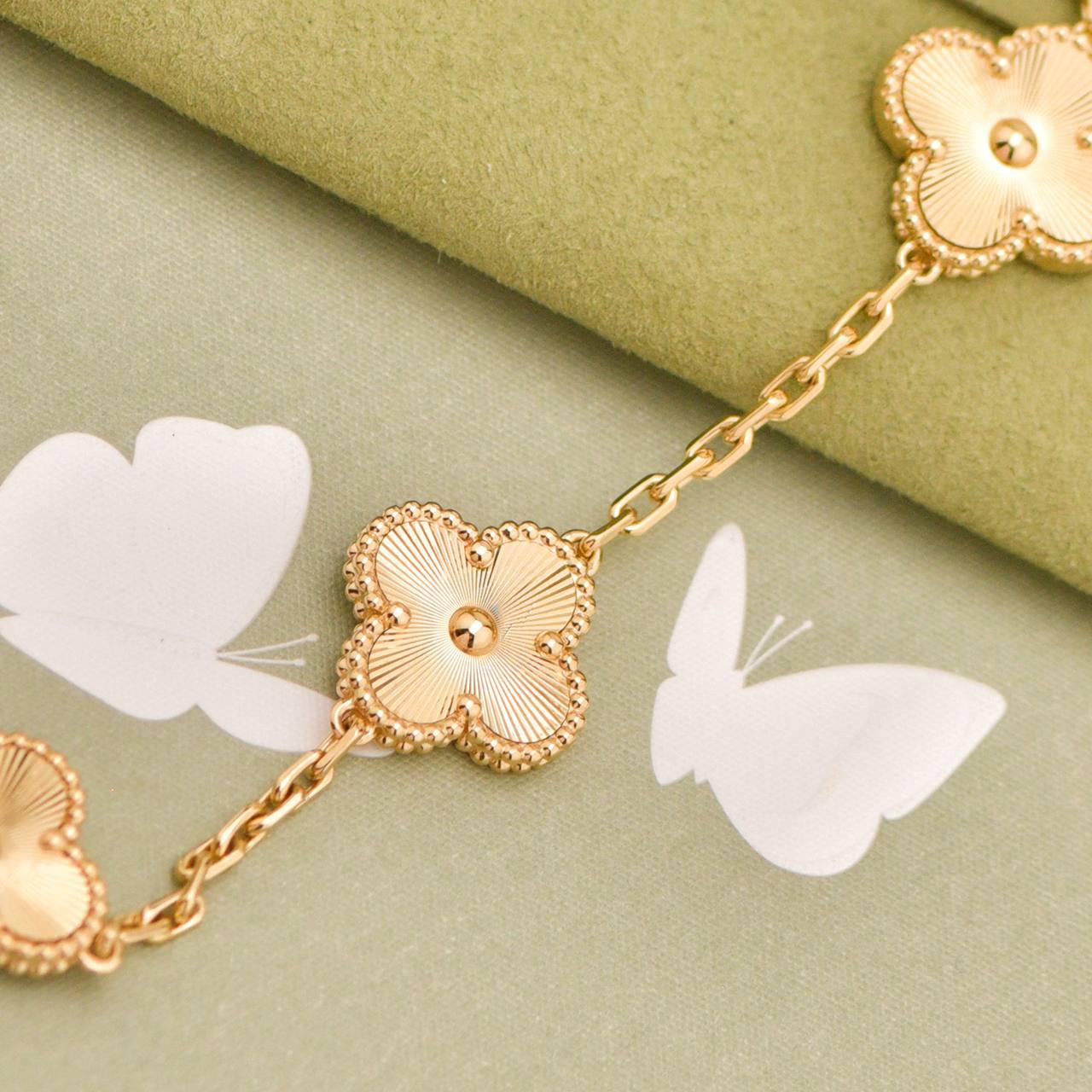 Femenino o masculino Van Cleef & Arpels Pulsera Vintage Alhambra Guilloché 5 Motivos Oro Amarillo 18K en venta