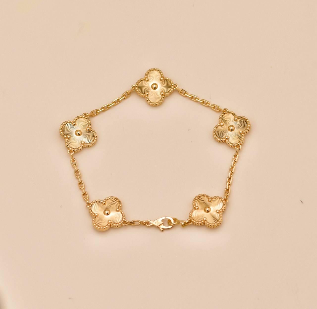 Van Cleef & Arpels Pulsera Vintage Alhambra Guilloché 5 Motivos Oro Amarillo 18K en venta 1