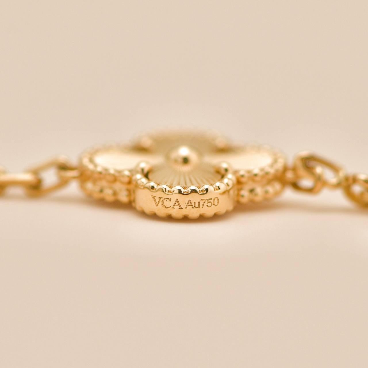 Van Cleef & Arpels Pulsera Vintage Alhambra Guilloché 5 Motivos Oro Amarillo 18K en venta 2
