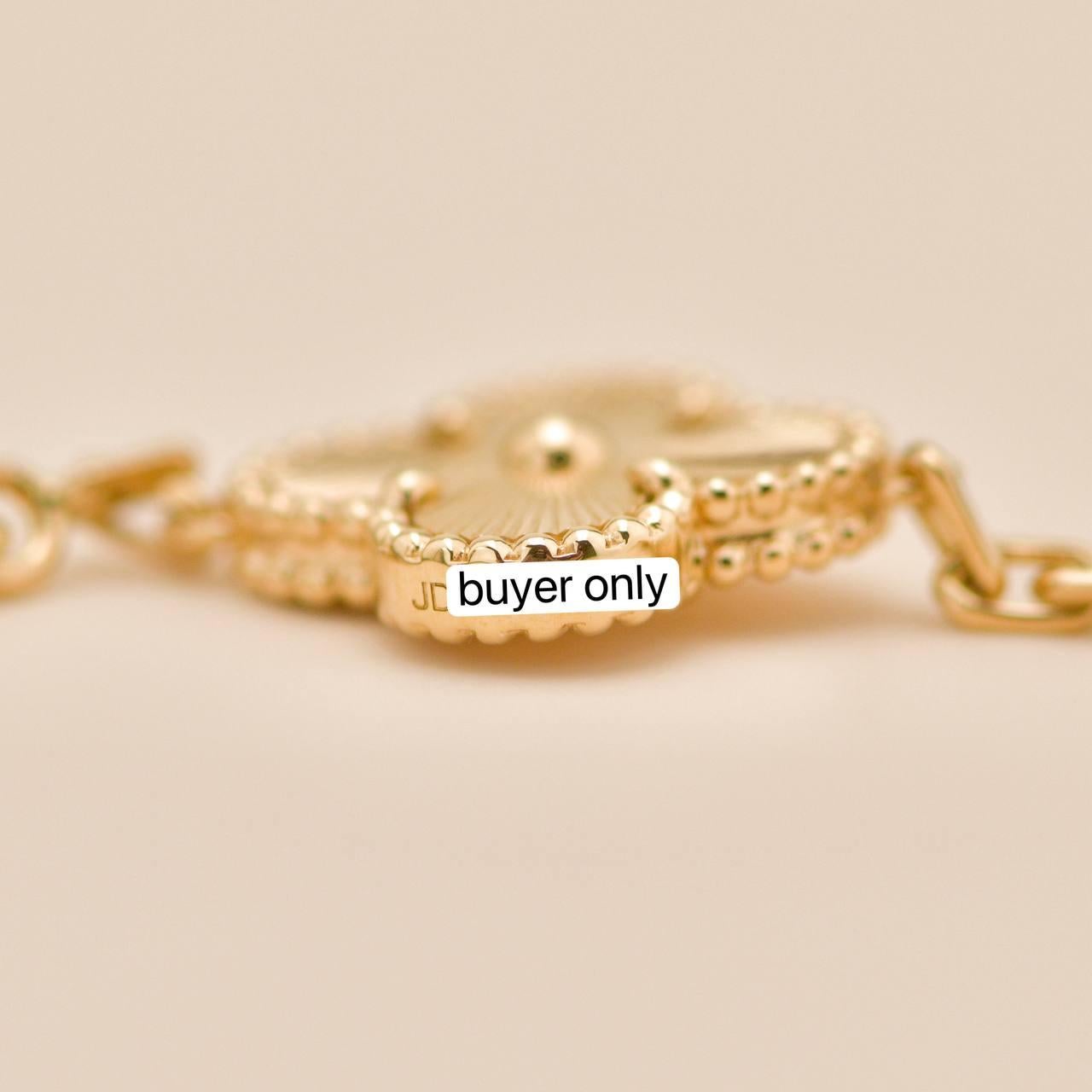 Van Cleef & Arpels Pulsera Vintage Alhambra Guilloché 5 Motivos Oro Amarillo 18K en venta 3