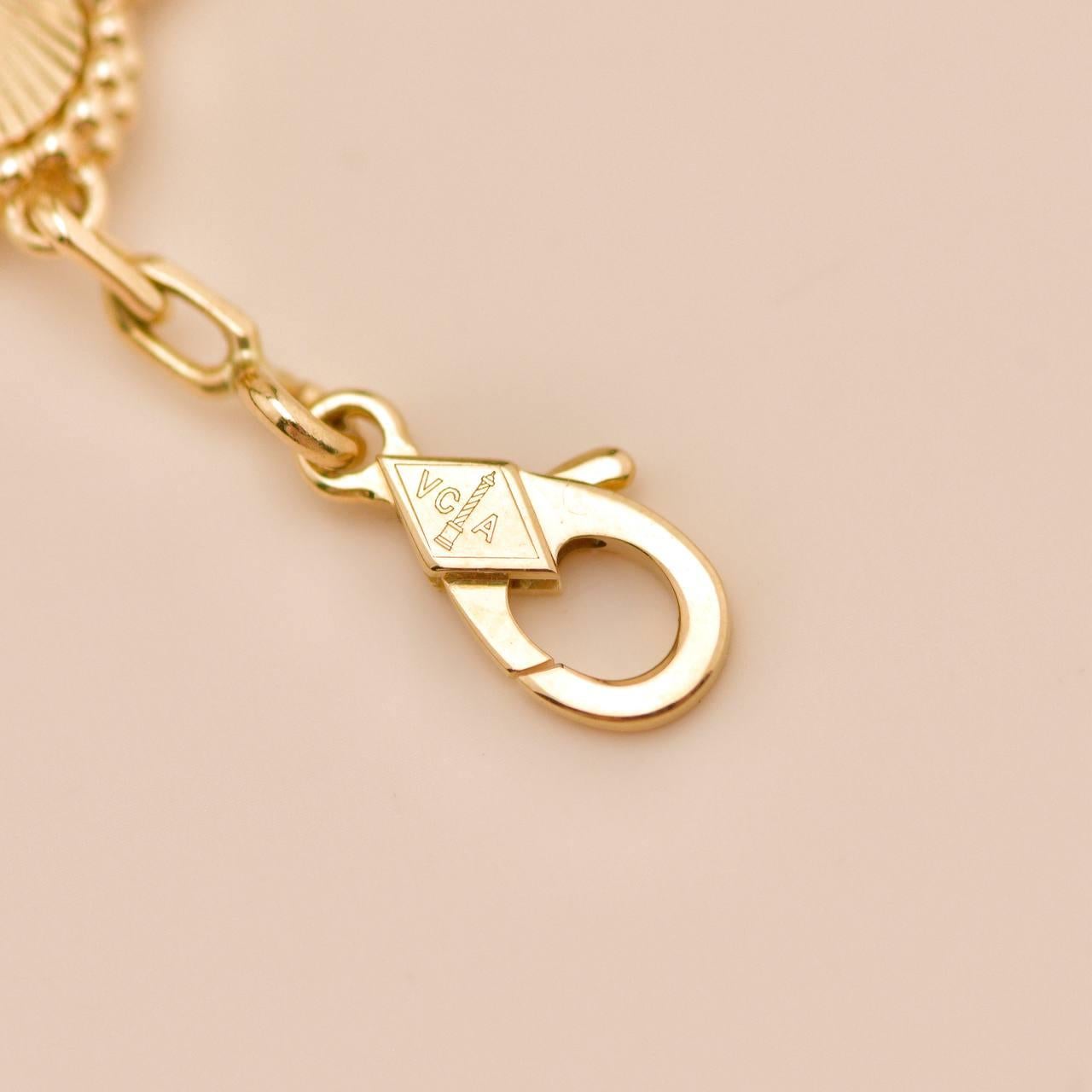 Van Cleef & Arpels Pulsera Vintage Alhambra Guilloché 5 Motivos Oro Amarillo 18K en venta 4