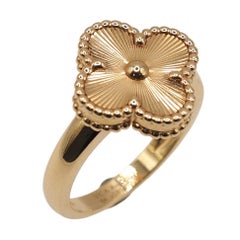 Anello Vintage Alhambra in oro 18 carati con finitura guilloché di Van Cleef & Arpels