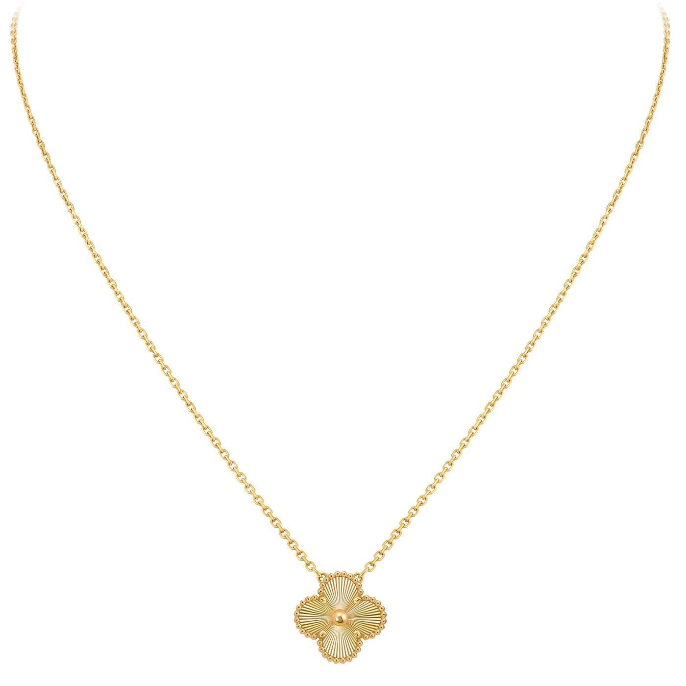 Pendente Van Cleef & Arpels Vintage Alhambra, oro giallo 18 carati guilloché. Il ciondolo è attaccato alla catena della collana. Fedeli al primo gioiello Alhambra creato nel 1968, le creazioni Vintage Alhambra di Van Cleef & Arpels si distinguono