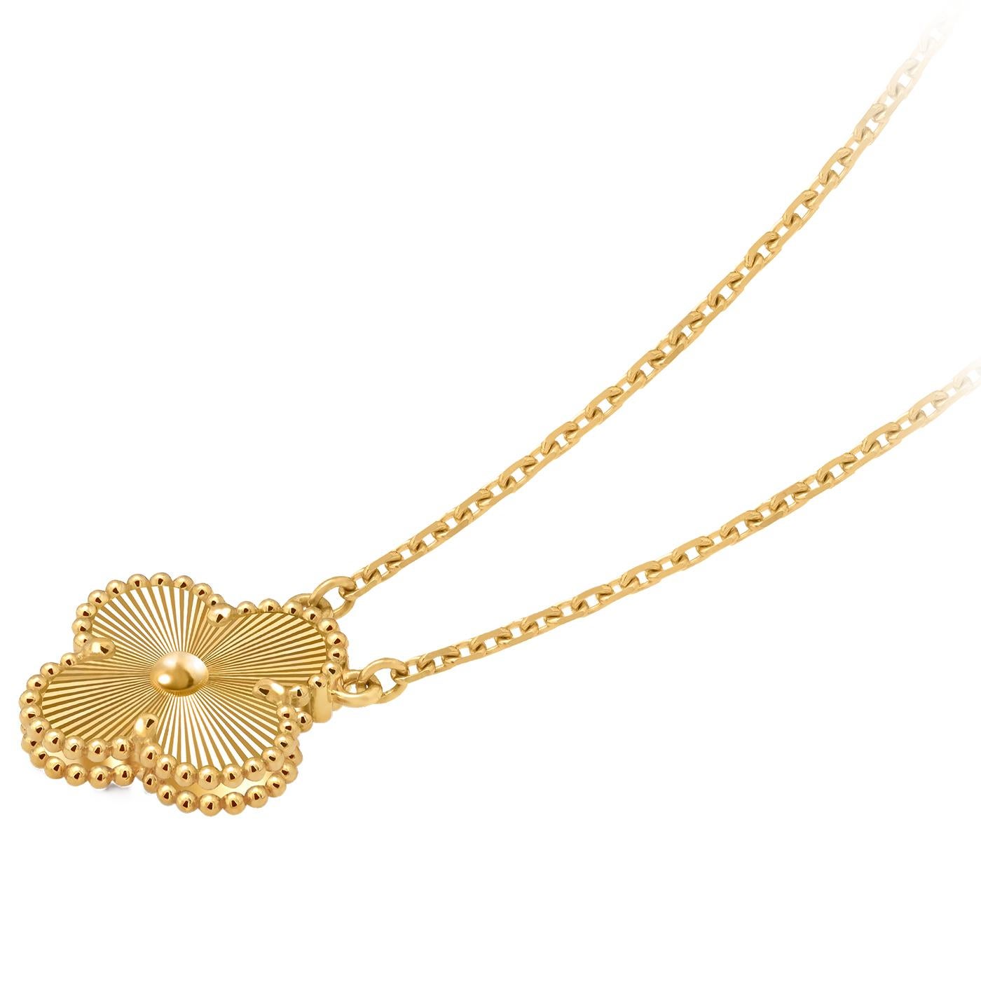 Van Cleef & Arpels Vintage Alhambra Collana con ciondolo Guilloche in oro giallo 18 carati In condizioni buone in vendita a Aventura, FL