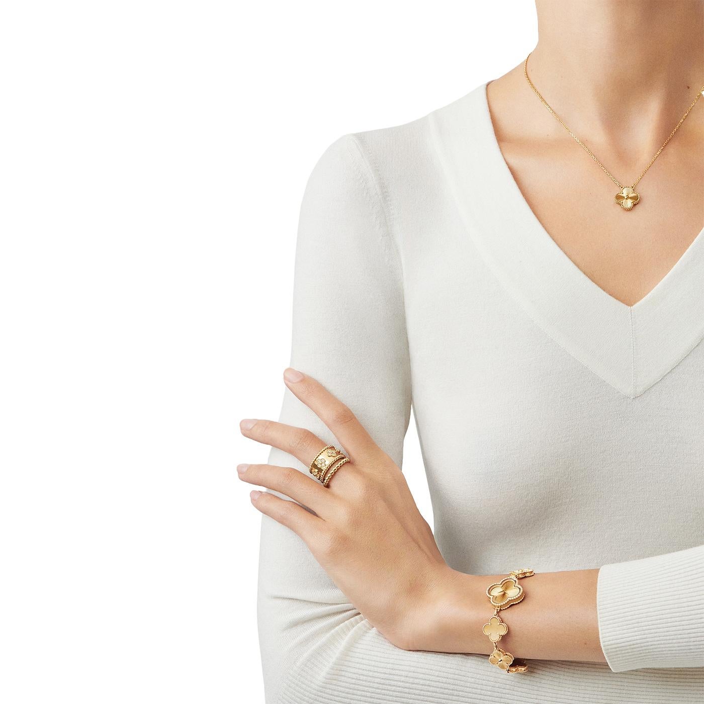 Donna Van Cleef & Arpels Vintage Alhambra Collana con ciondolo Guilloche in oro giallo 18 carati in vendita