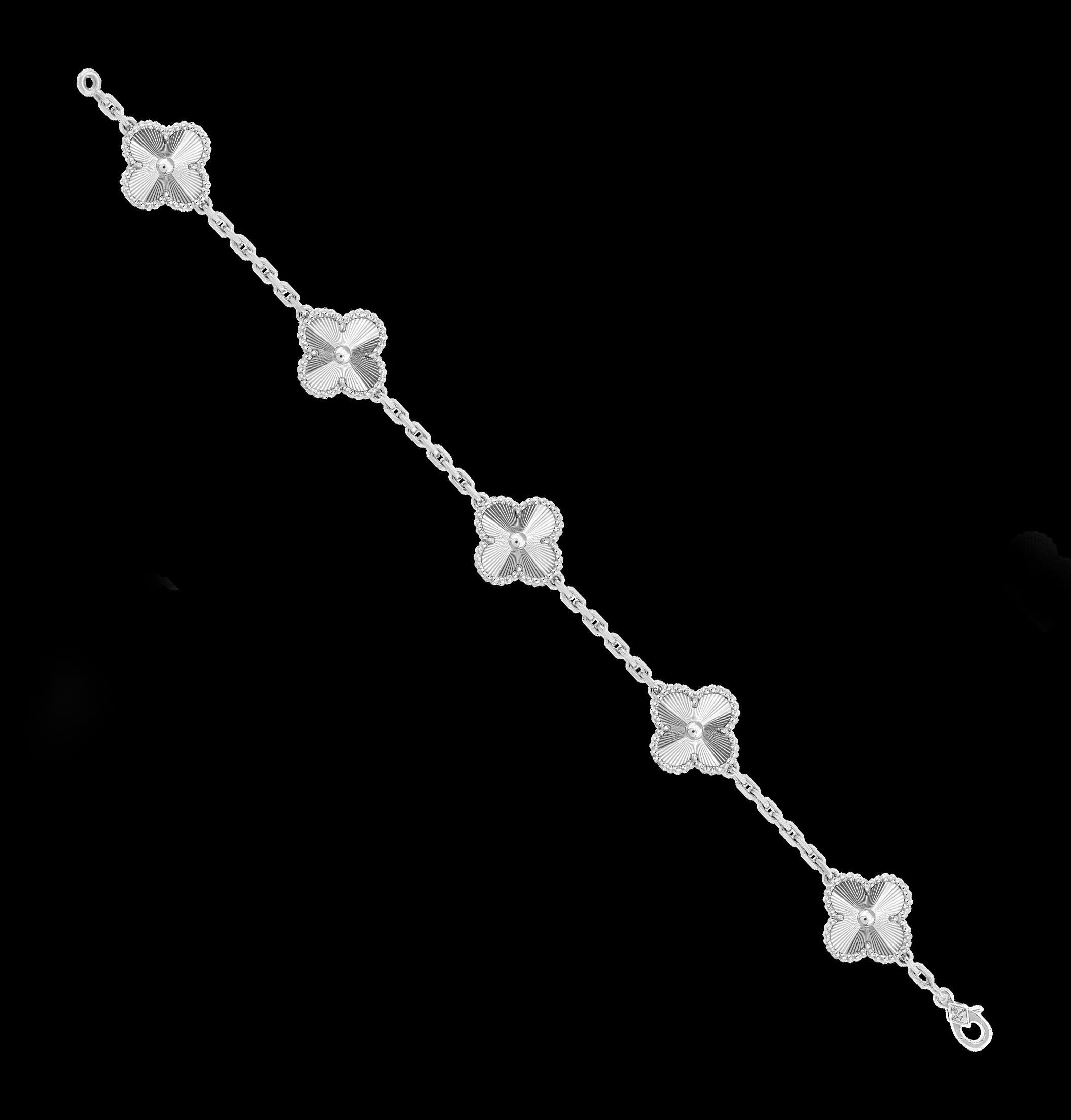 Dieses Vintage Alhambra-Armband zeigt fünf Motive aus guillochiertem, rhodiniertem 18-karätigem Weißgold. Sie wird mit einer Punzierspange, einer Schachtel und einem Kaufbeleg geliefert und verbindet zeitlose Eleganz mit Authentizität.