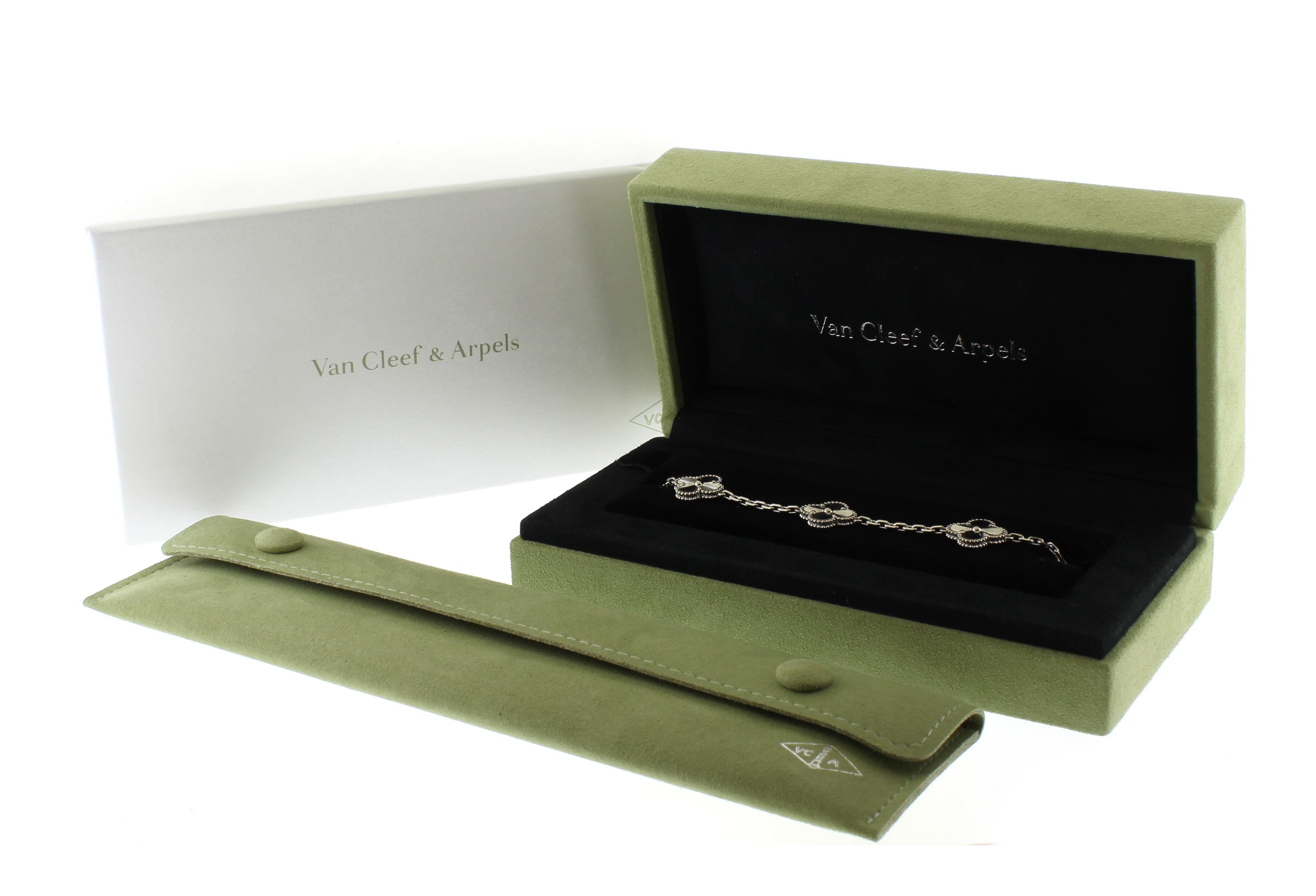 Van Cleef & Arpels Vintage Alhambra Guillochiertes Weißgold-Armband im Zustand „Hervorragend“ im Angebot in Bethesda, MD
