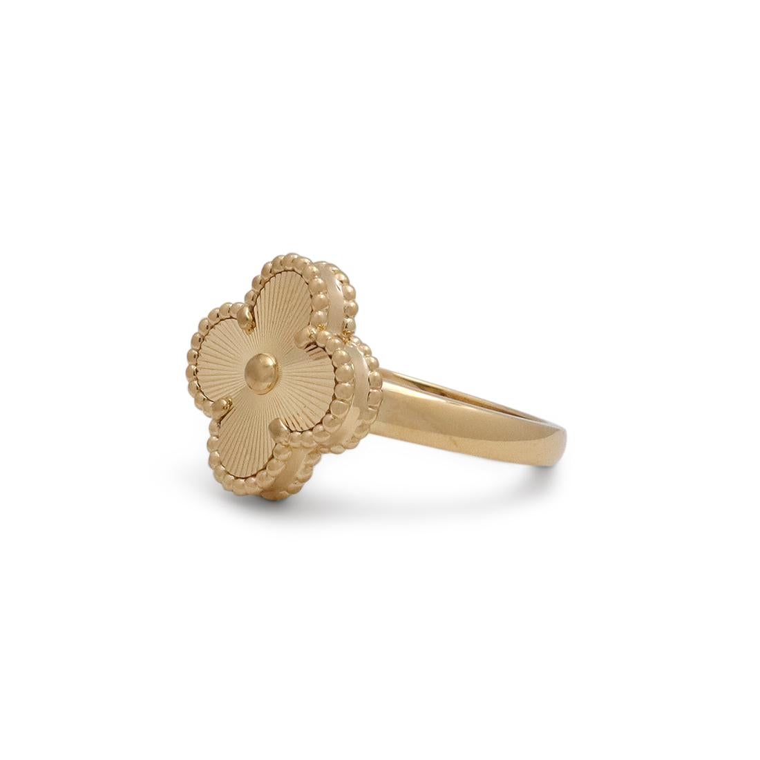 Authentique bague Van Cleef & Arpels Vintage Alhambra 'Guilloche' en or jaune 18 carats.   La technique traditionnelle française de gravure guillochée est appliquée au motif Alhambra en or jaune, créant un jeu de lumière dans le design en forme de
