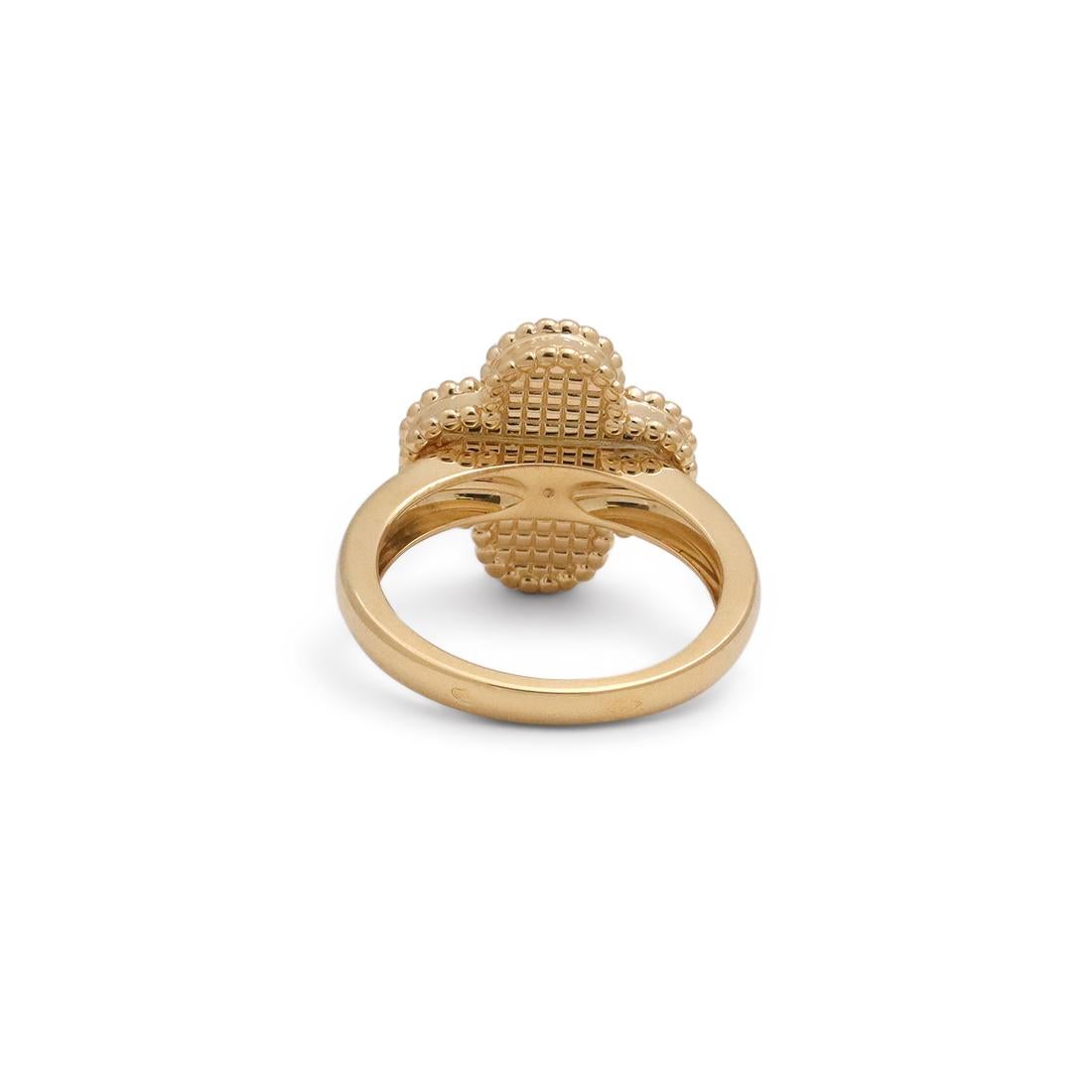 Van Cleef & Arpels Bague vintage Alhambra « Guilloche » en or jaune Excellent état à New York, NY