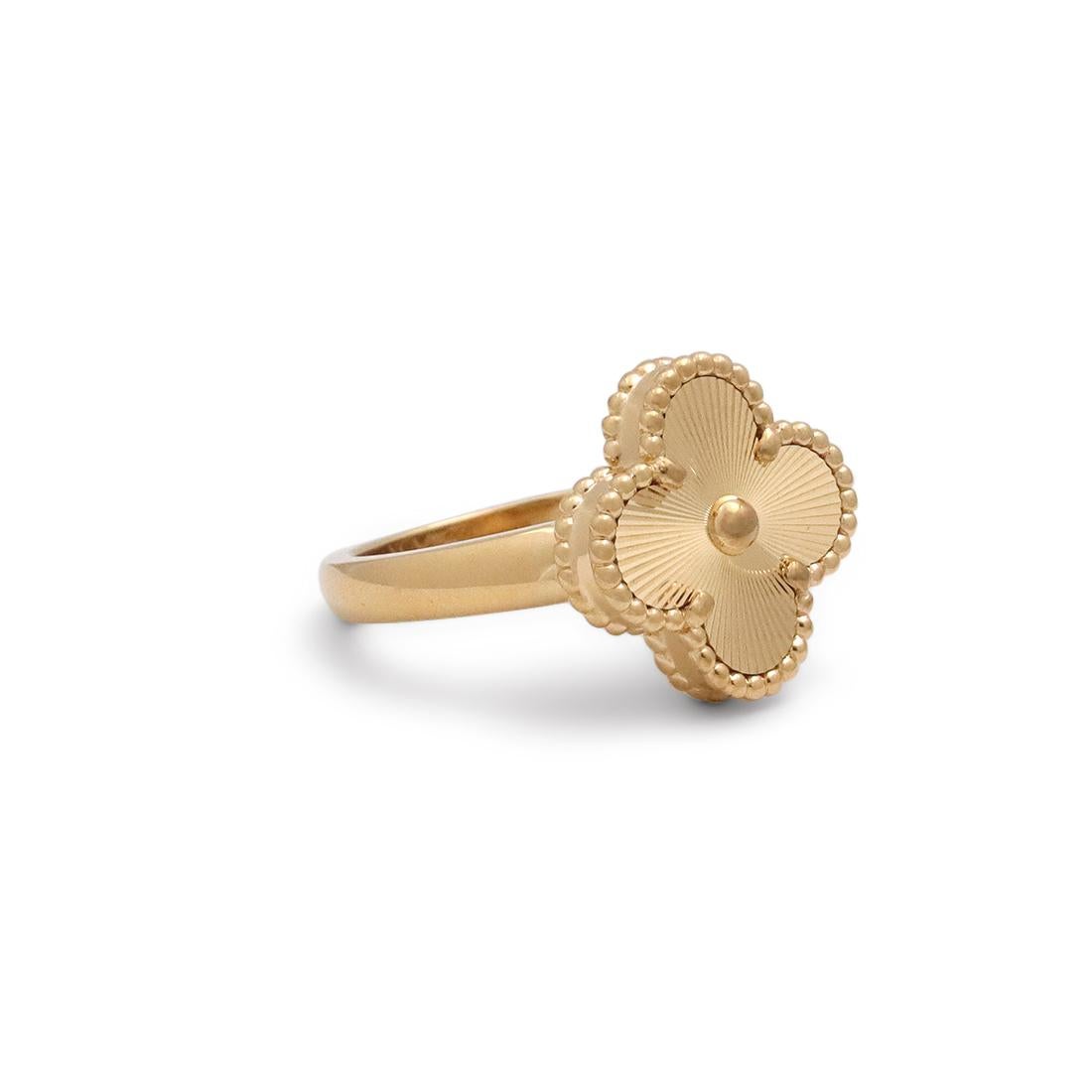  Van Cleef & Arpels Bague vintage Alhambra « Guilloche » en or jaune Unisexe 