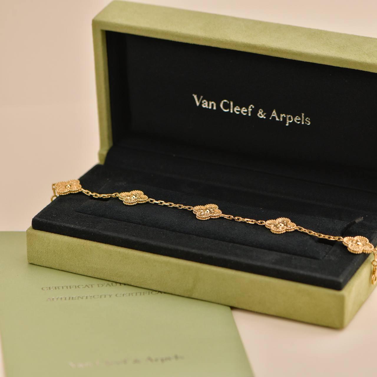 SKU	33301620
Comes With	Full Set (Box + Card)
Date	2018
RRP	£4,900 Incl. Taxes / €5,750 Incl. Taxes / $5,550 Excl. Taxes
Model	VCARO1IE00
Serial Number	JA******
Metal	18k Yellow Gold
Weight	Approximately 14 g
Length    Approximately 19.5