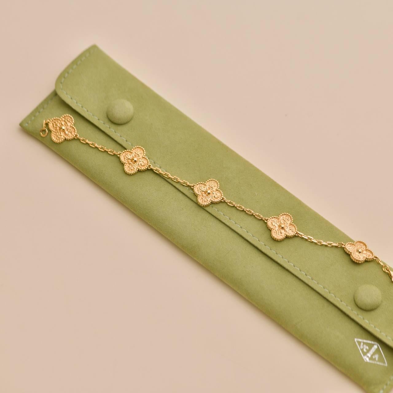SKU	33301725
Livré avec	Pochette uniquement
Date	2021
RRP	4 900 £ TTC / 5 750 € TTC / 5 550 $ HT
Modèle	VCAR01IE00
Numéro de série	JC******
Métal	Or jaune 18k
Poids	Environ 15,19 g
Longueur	Environ 20 cm
Largeur	Environ 1,5