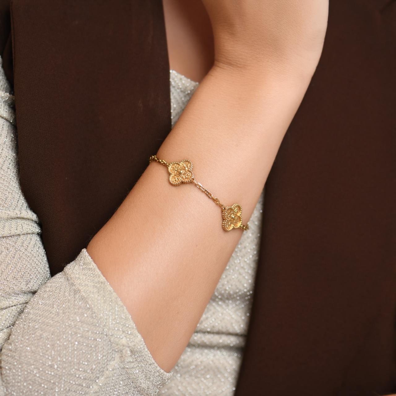 Van Cleef & Arpels Bracciale vintage Alhambra martellato in oro giallo 18 carati a 5 motivi In condizioni ottime in vendita a Banbury, GB
