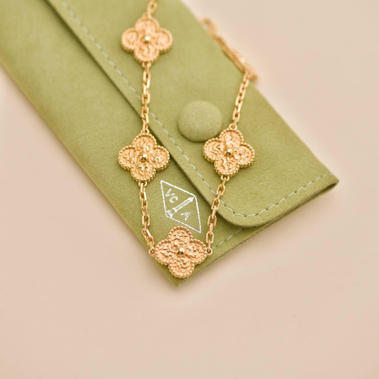Van Cleef & Arpels Vintage Alhambra martelé en or jaune 18K 5 motifs Unisexe en vente