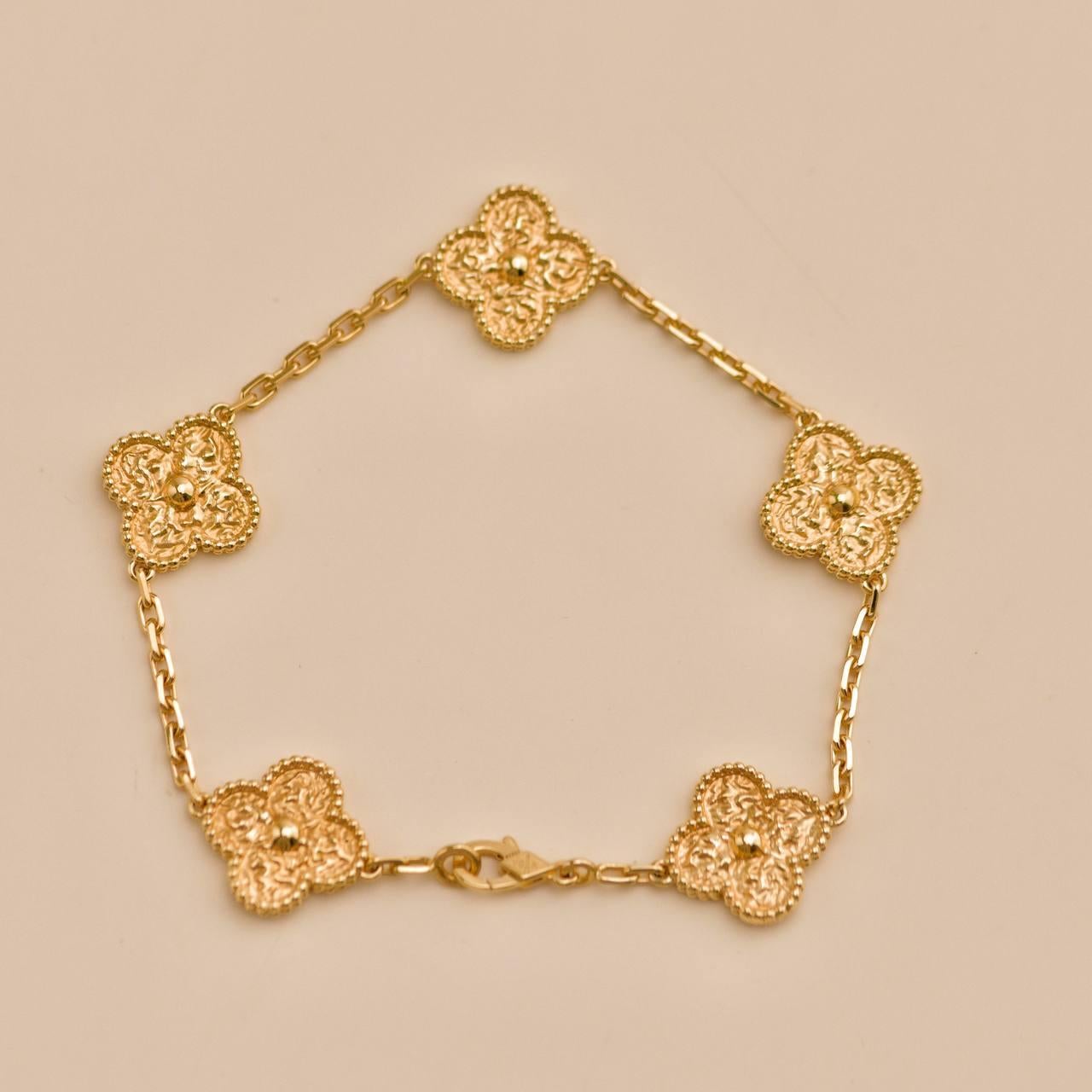 Van Cleef & Arpels Vintage Alhambra martelé en or jaune 18K 5 motifs en vente 2