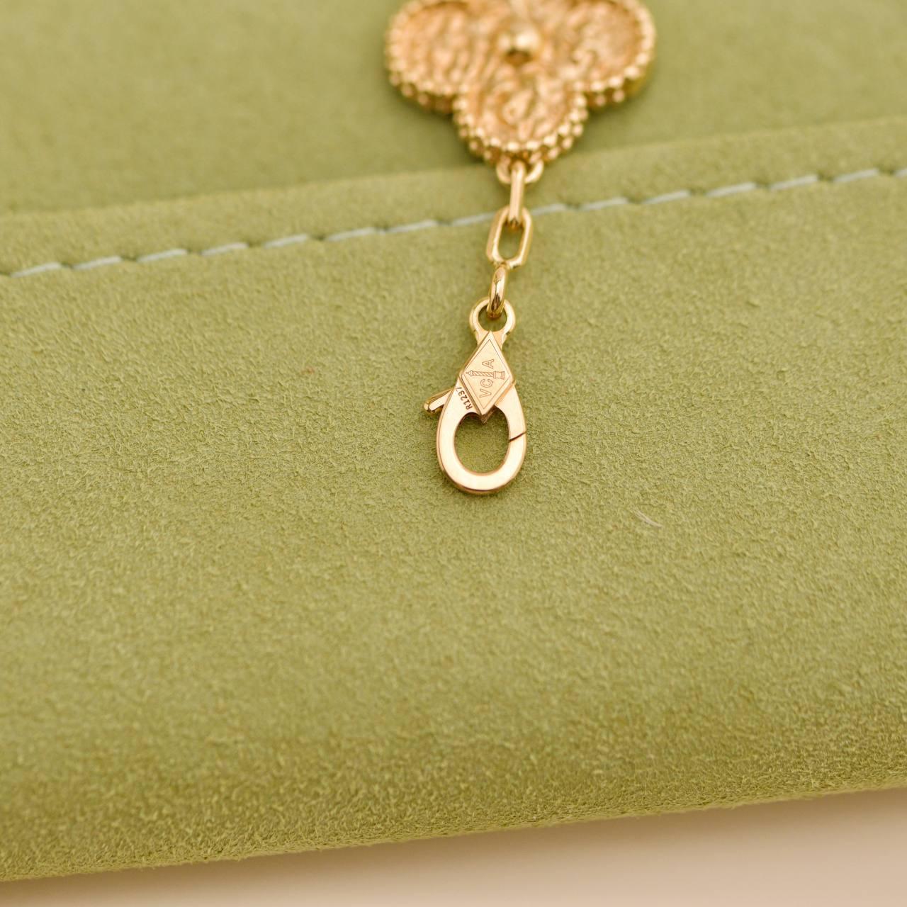 Van Cleef & Arpels Bracciale vintage Alhambra martellato in oro giallo 18 carati a 5 motivi in vendita 2