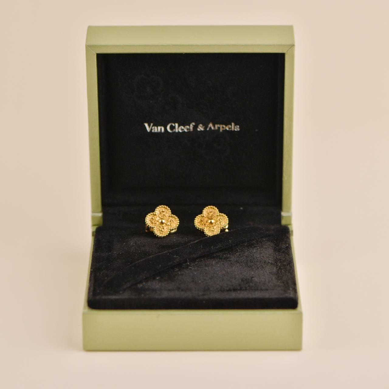 SKU	33301139
Comes With	Box Only
Date	2017
RRP	£ 4,050 Inc taxes / $ 4,300 Excl taxes / 4,650 € Inc taxes
Model	VCARO1IH00
Serial Number	JB******
Metal	18k Yellow Gold
Weight	Approximately 8.8 g
Condition	Excellent
Other Info	Diameter: Approximately