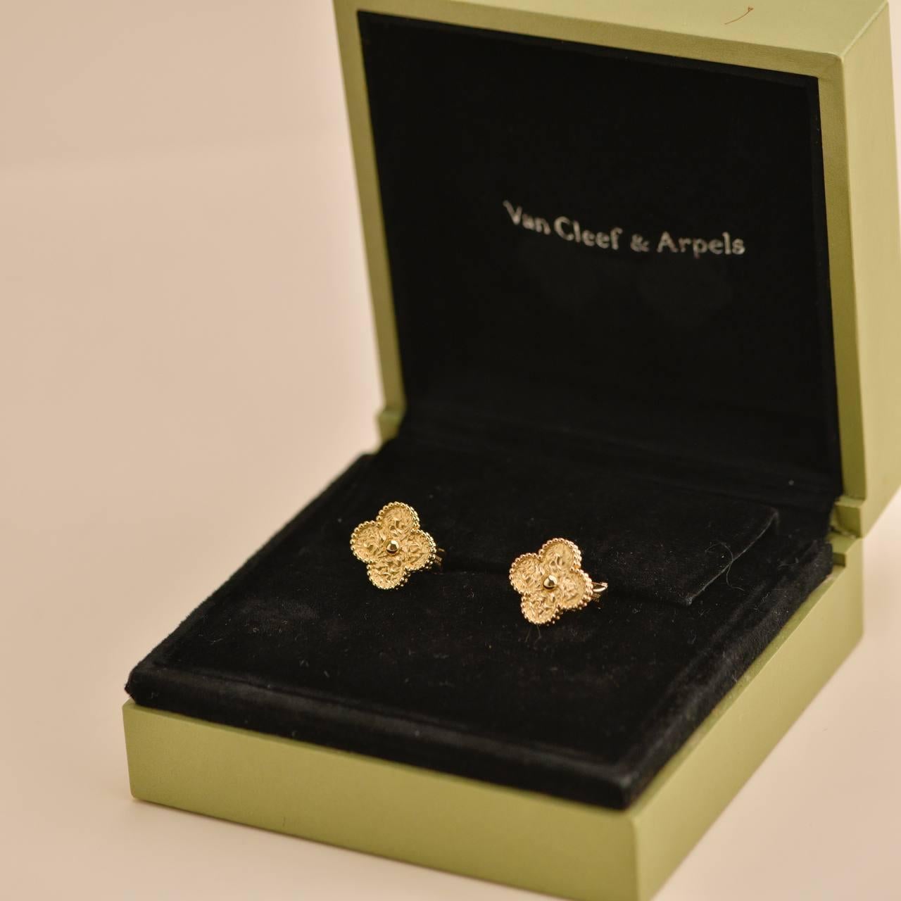 SKU	33301668
Kommt mit	Nur Box
Datum	2014
UVP	£4.350 inkl. Steuern / €5.150 inkl. Steuern / $4.950 exkl. Steuern
Modell	VCARO1IH00
Seriennummer	JE******
Metall	18k Gelbgold
Gewicht	8.87 g
Breite	1.5